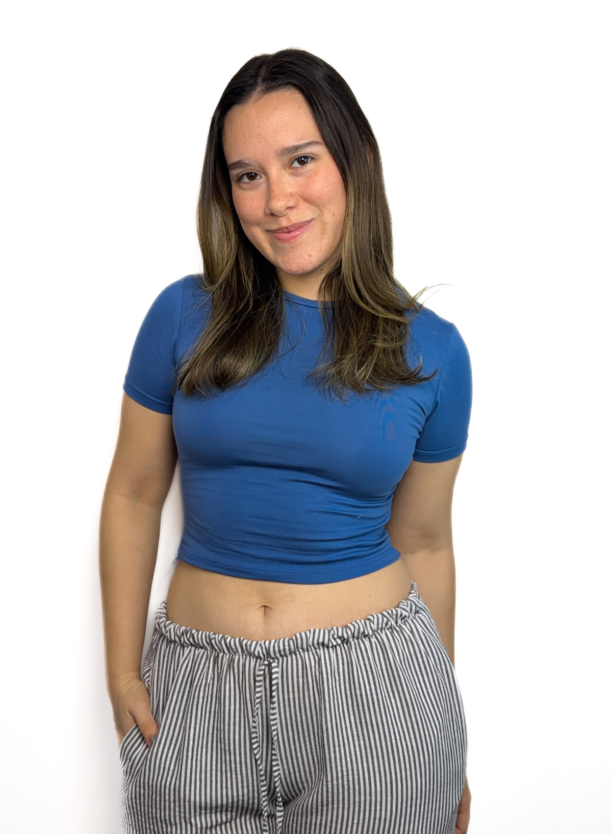 Baby tee de algodón licrado con manga corta para mujer color azul - Confeccionada en tejido suave y elástico que se adapta cómodamente al cuerpo All fit