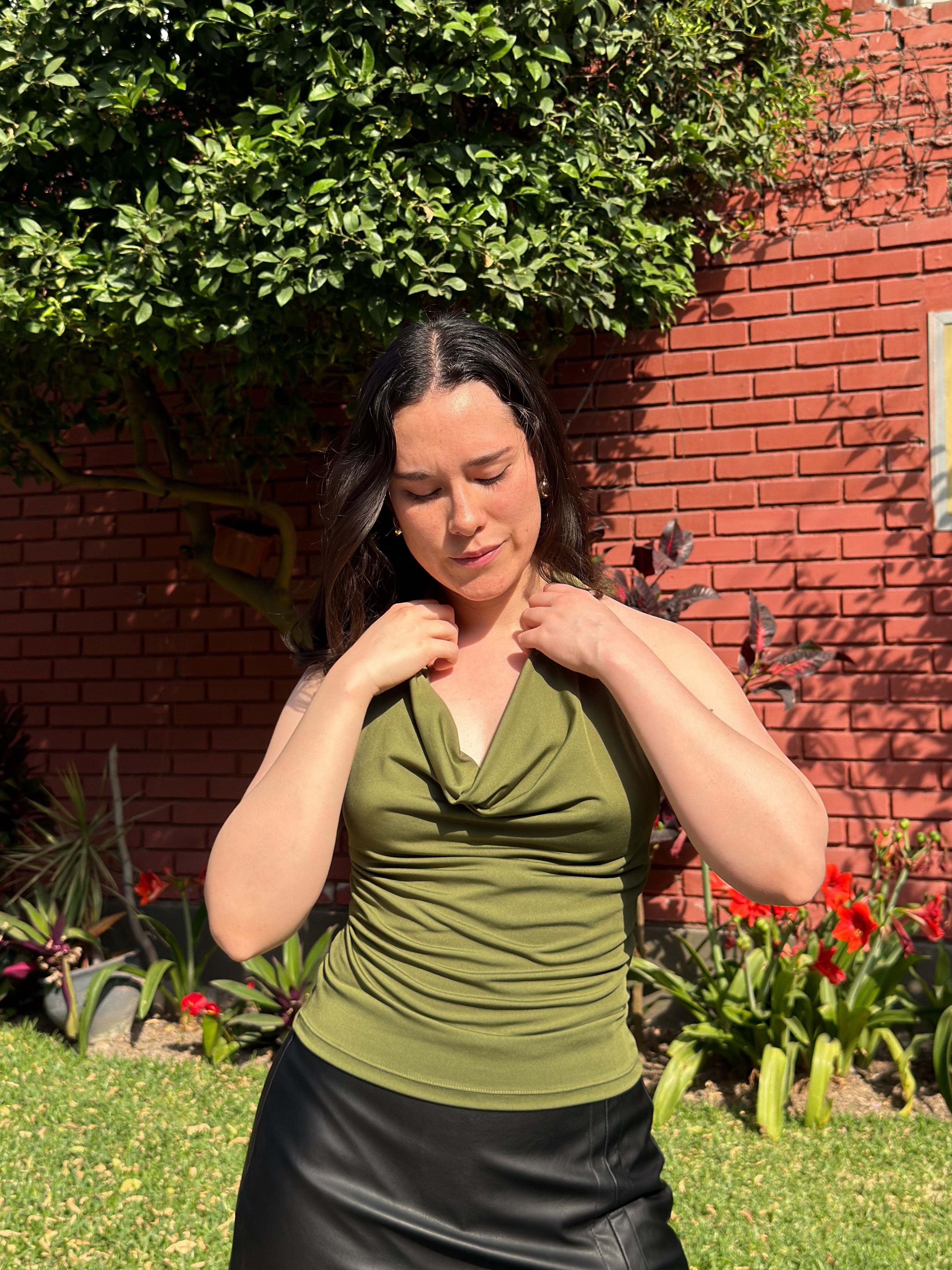 Top halter para mujer de suplex stretch color pistacho– caída drapeada y espalda descubierta All Fit