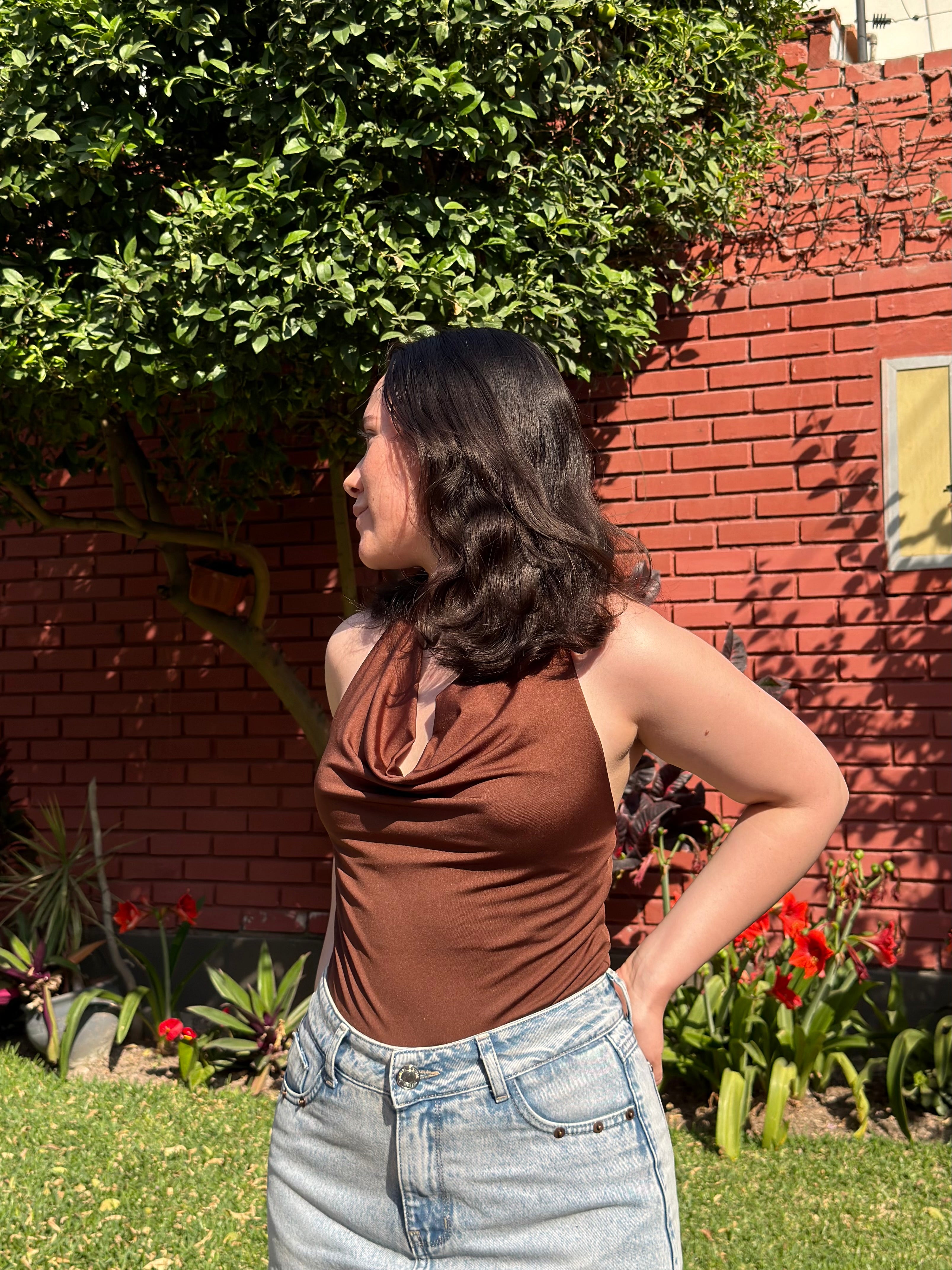 Top halter para mujer de suplex stretch color mocha– caída drapeada y espalda descubierta All Fit