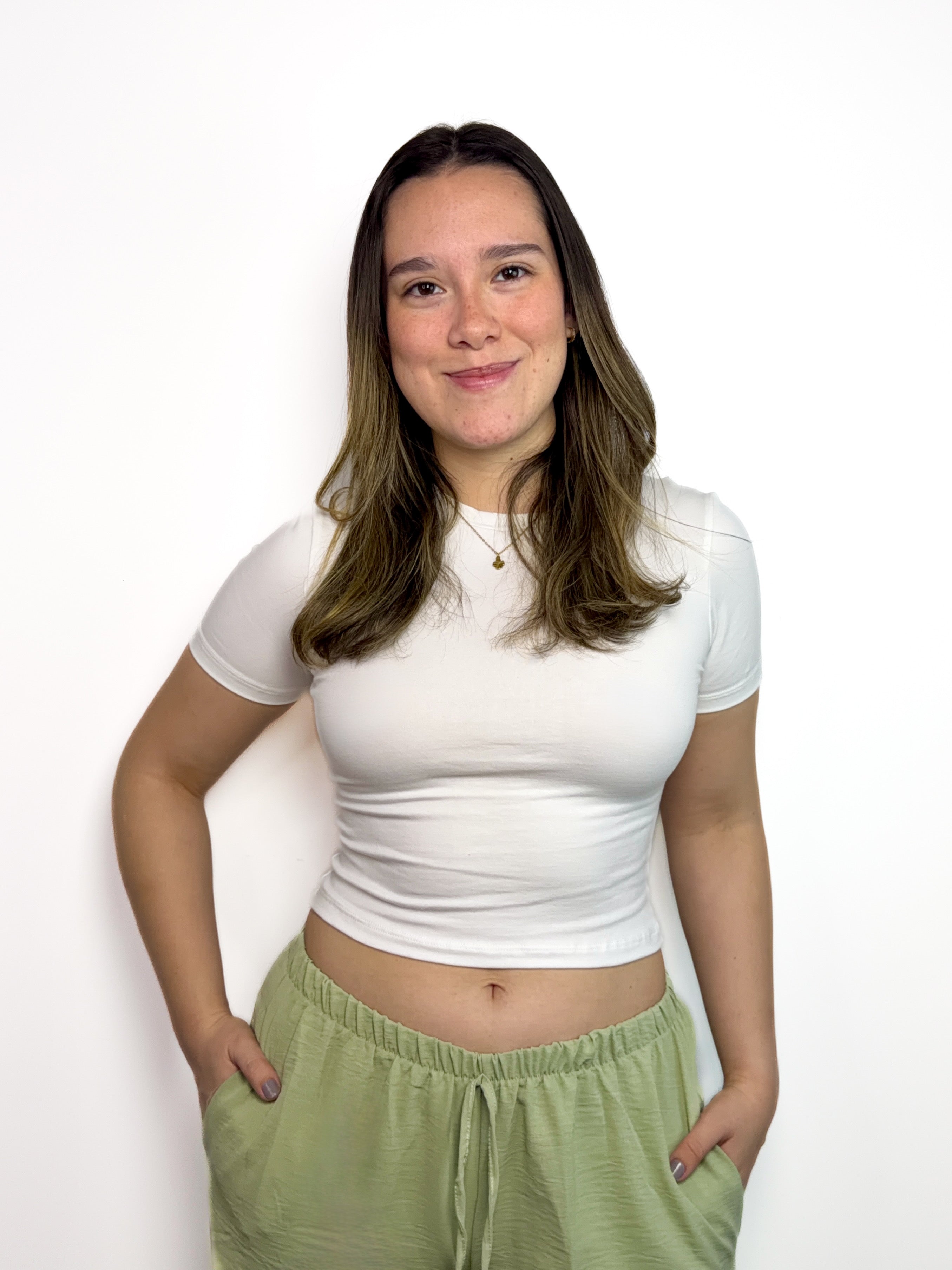 Baby tee de algodón licrado con manga corta para mujer color blanco - Confeccionada en tejido suave y elástico que se adapta cómodamente al cuerpo All fit