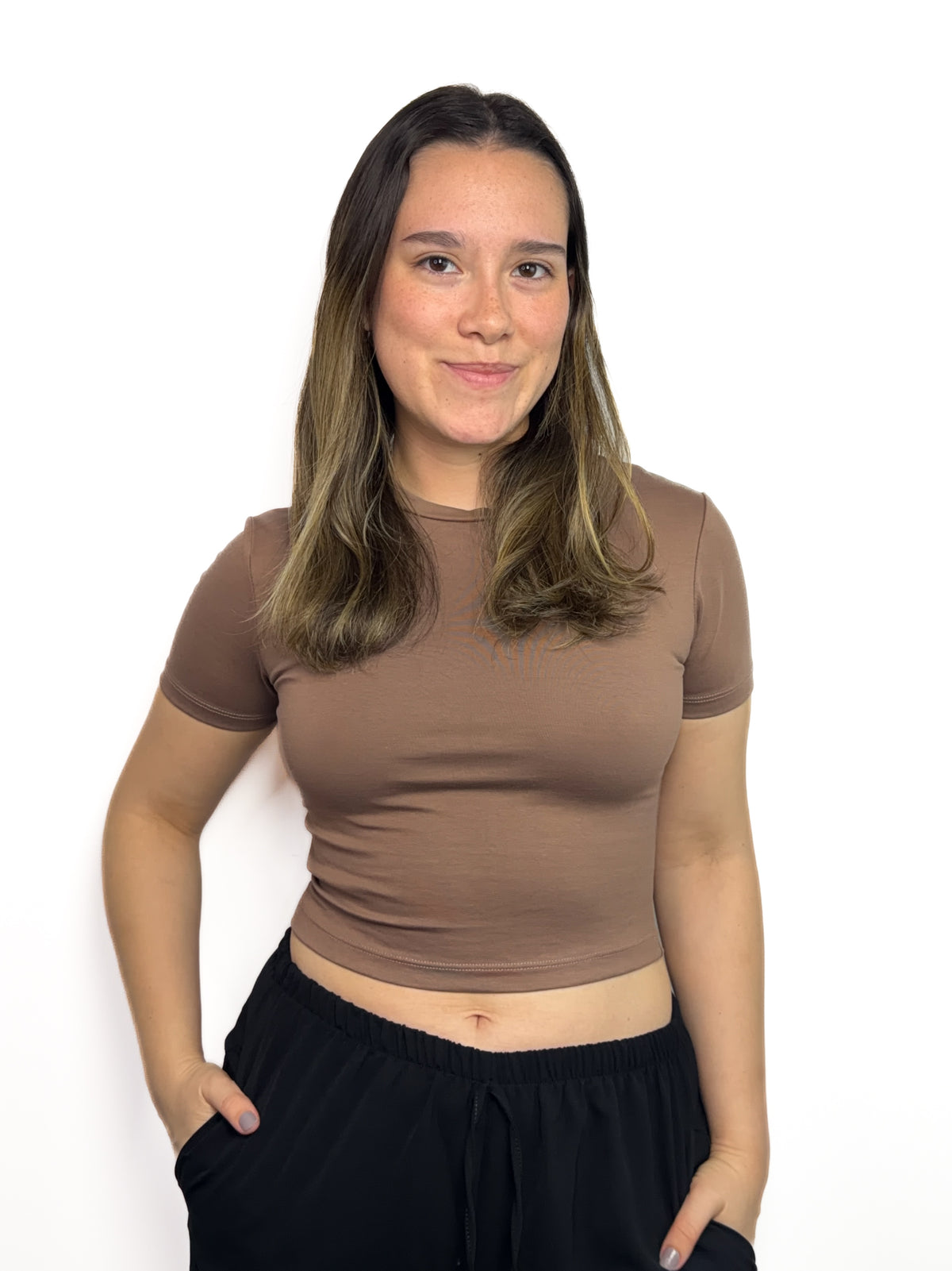 Baby tee de algodón licrado con manga corta para mujer color mocha - Confeccionada en tejido suave y elástico que se adapta cómodamente al cuerpo All fit