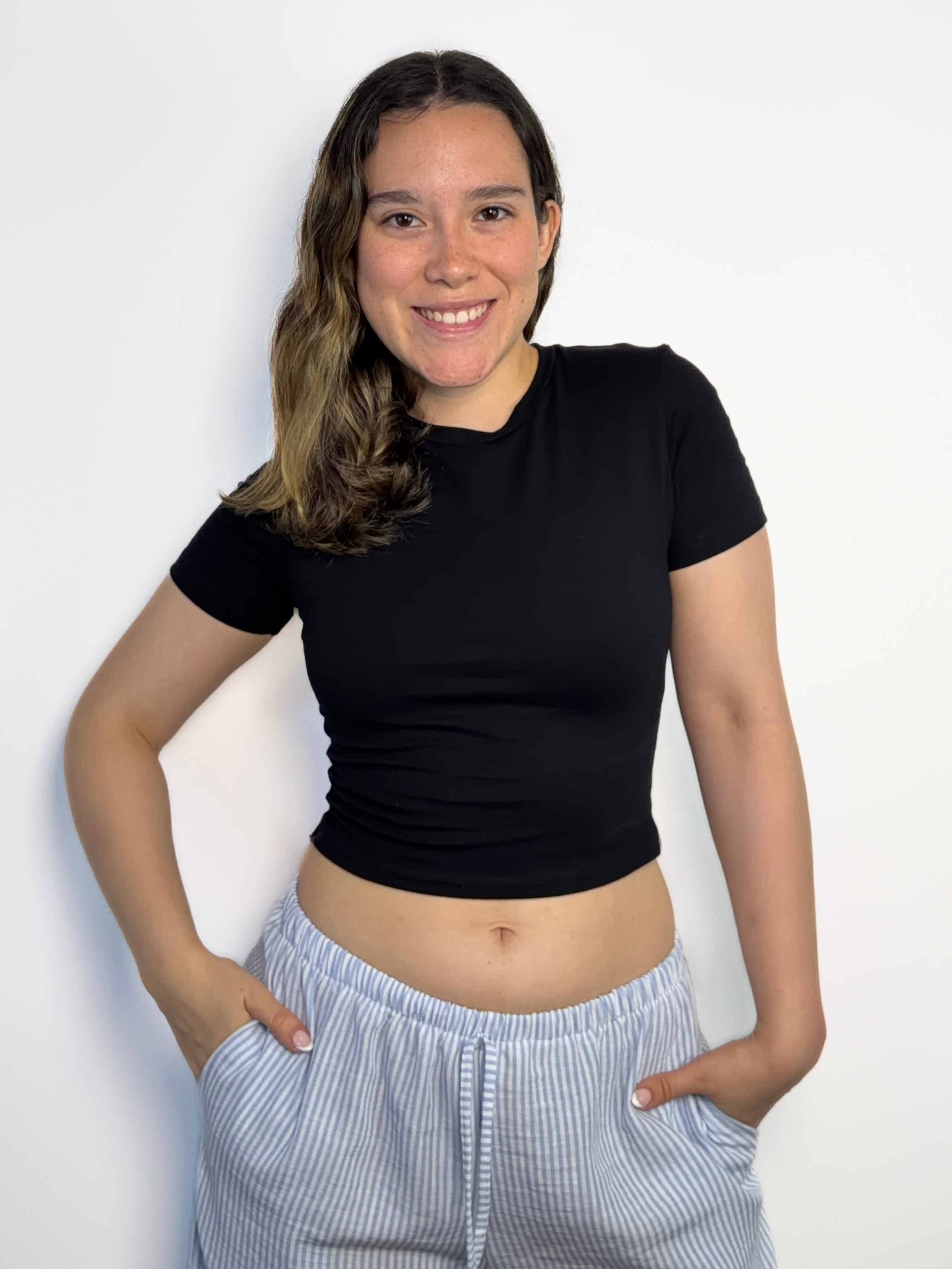 Baby tee de algodón licrado con manga corta para mujer color negro - Confeccionada en tejido suave y elástico que se adapta cómodamente al cuerpo All fit
