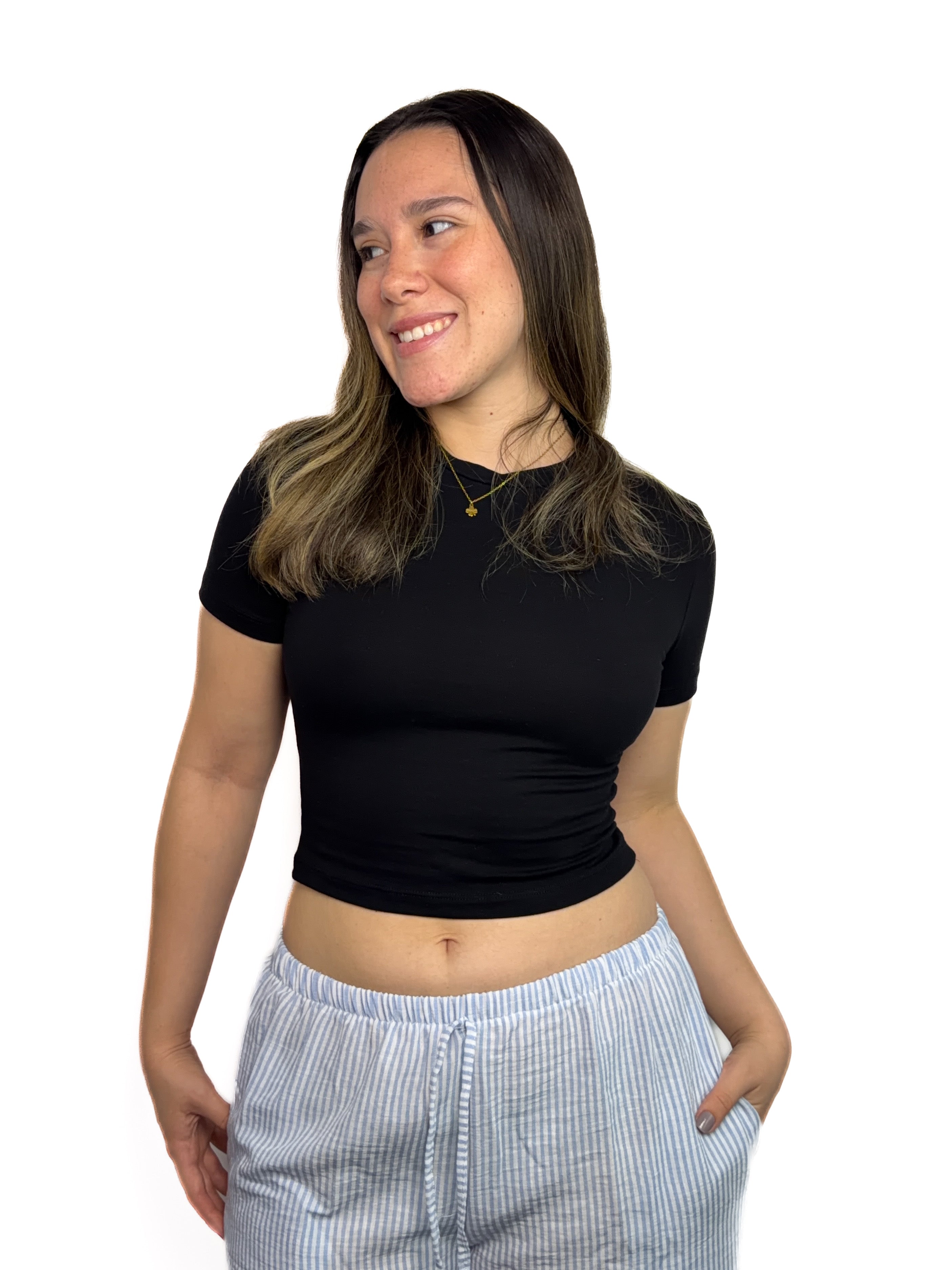 Baby tee de algodón licrado con manga corta para mujer color negro - Confeccionada en tejido suave y elástico que se adapta cómodamente al cuerpo All fit