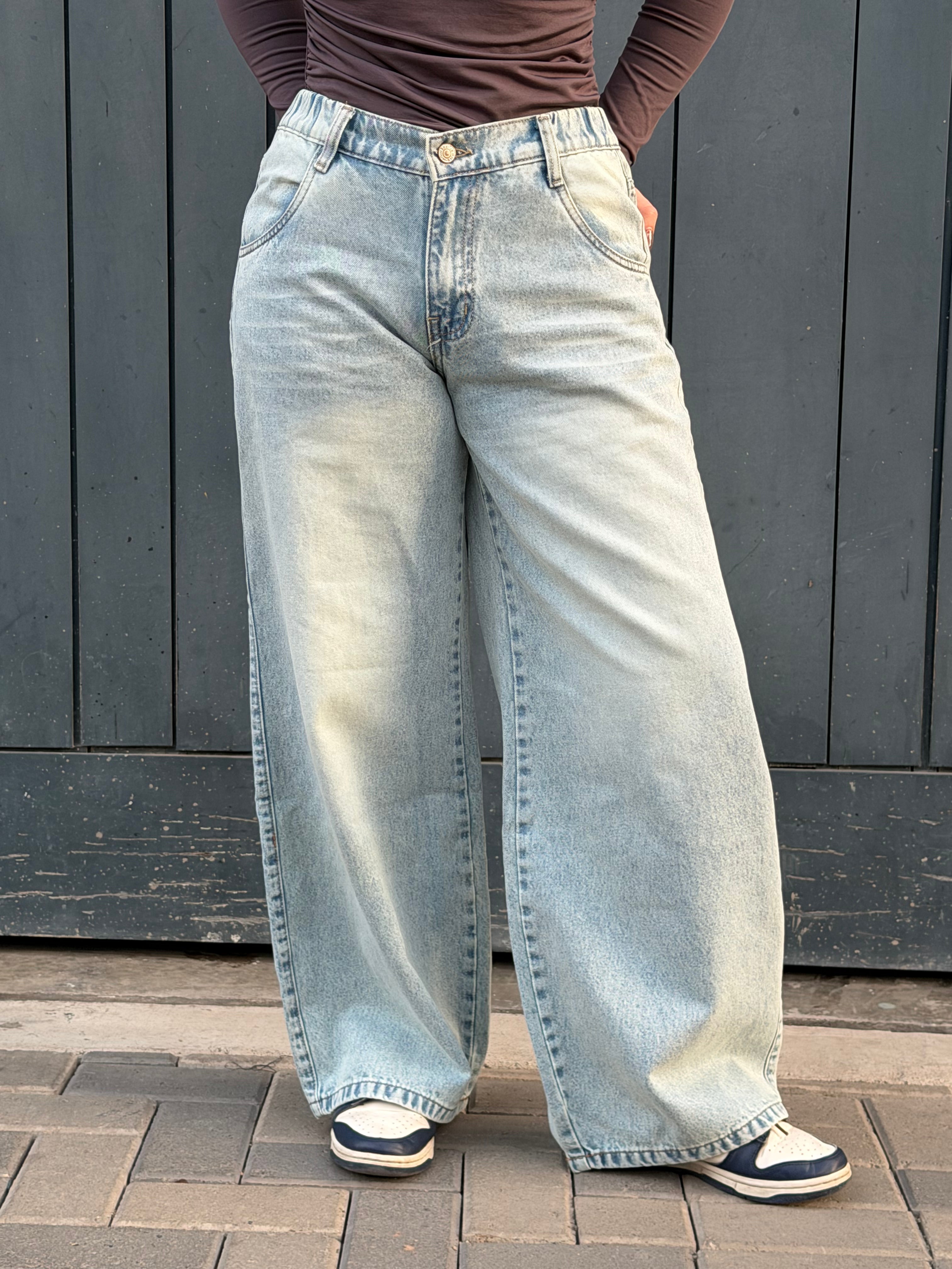 Jean baggy tiro medio para mujer en color light blue wash – piernas amplias, diseño relaxed fit, tela resistente con acabado ligeramente desgastado; modelo casual ideal para uso diario All Fit