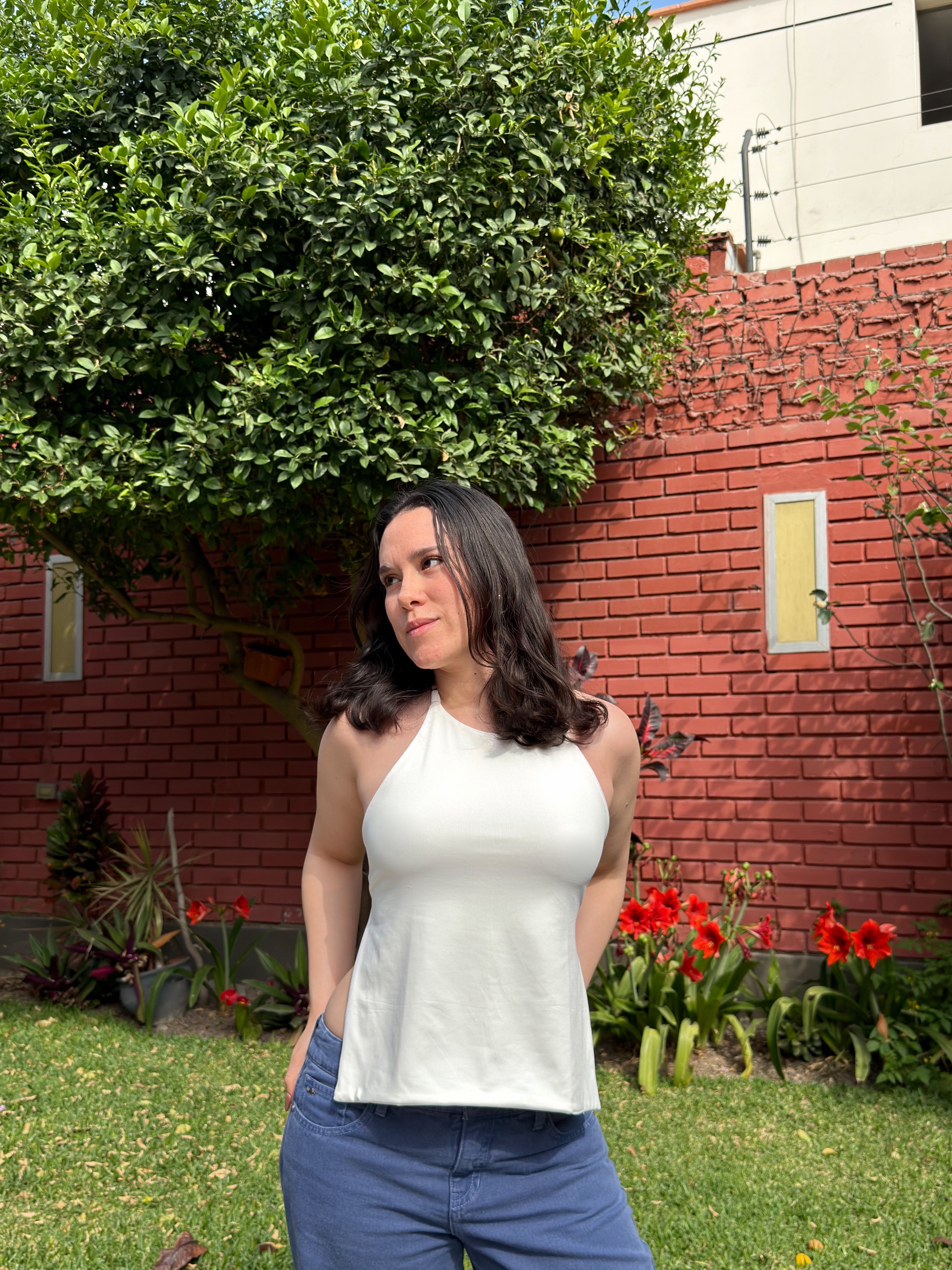 Top halter para mujer color blanco de suplex – cuello regulable y diseño con espalda descubierta