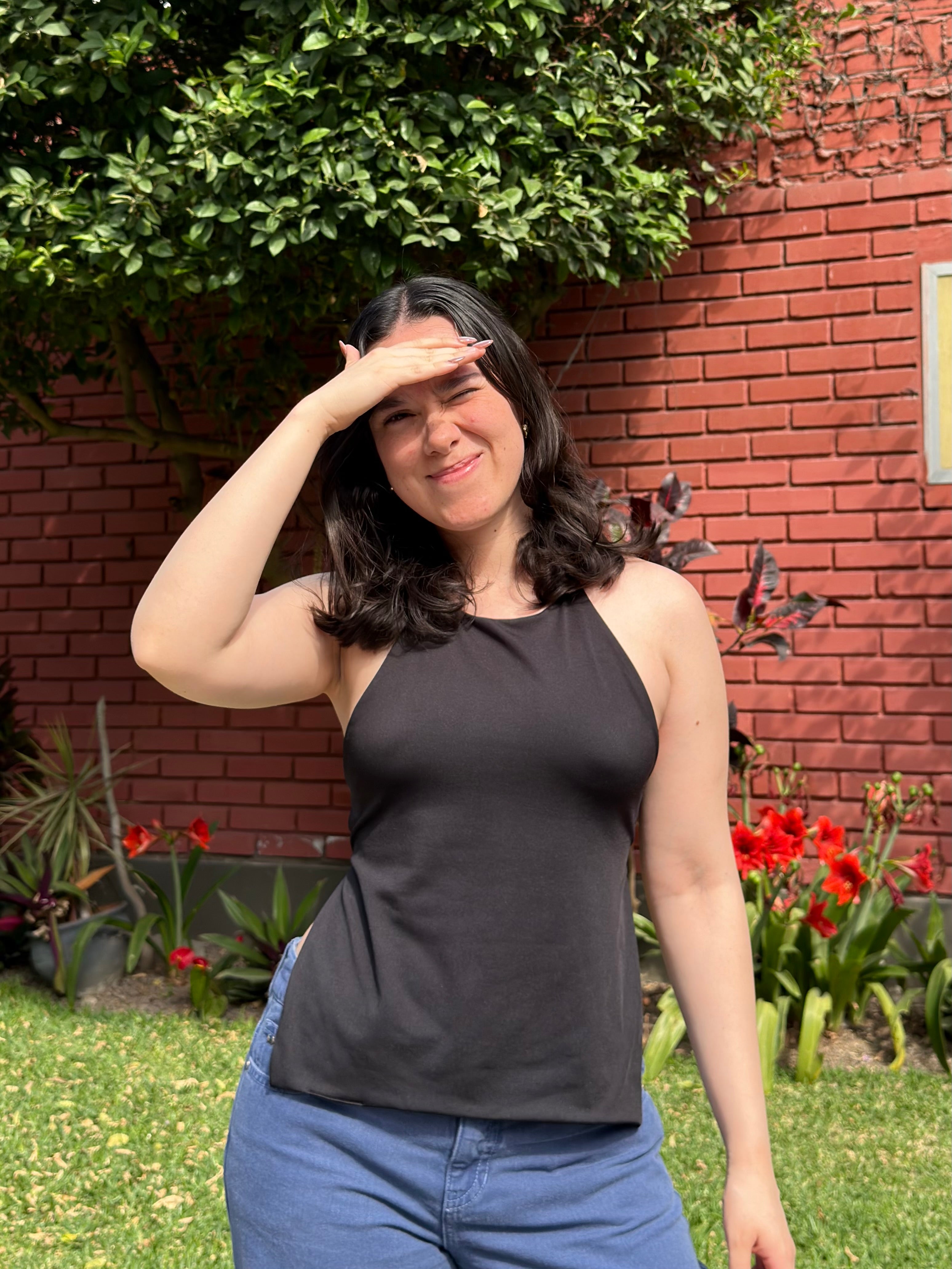 Top halter para mujer color negro de suplex – cuello regulable y diseño con espalda descubierta