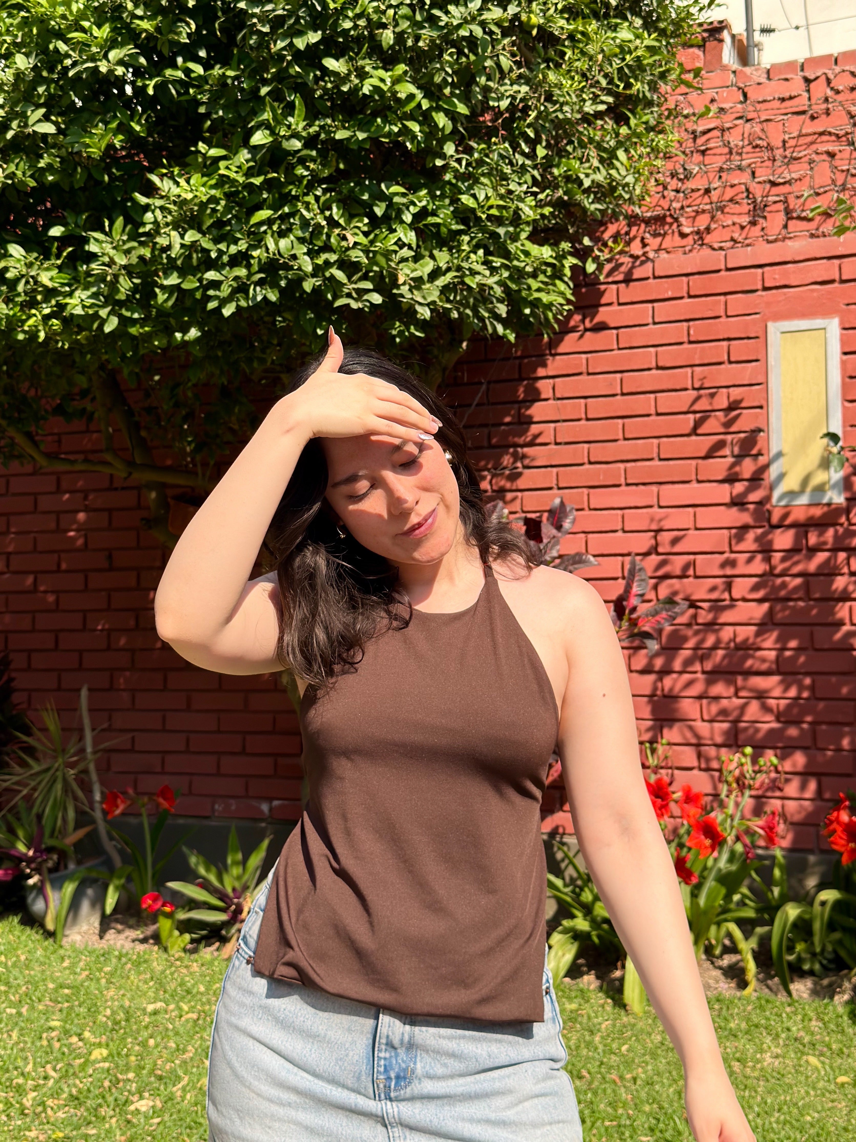 Top halter para mujer color mocha de suplex – cuello regulable y diseño con espalda descubierta