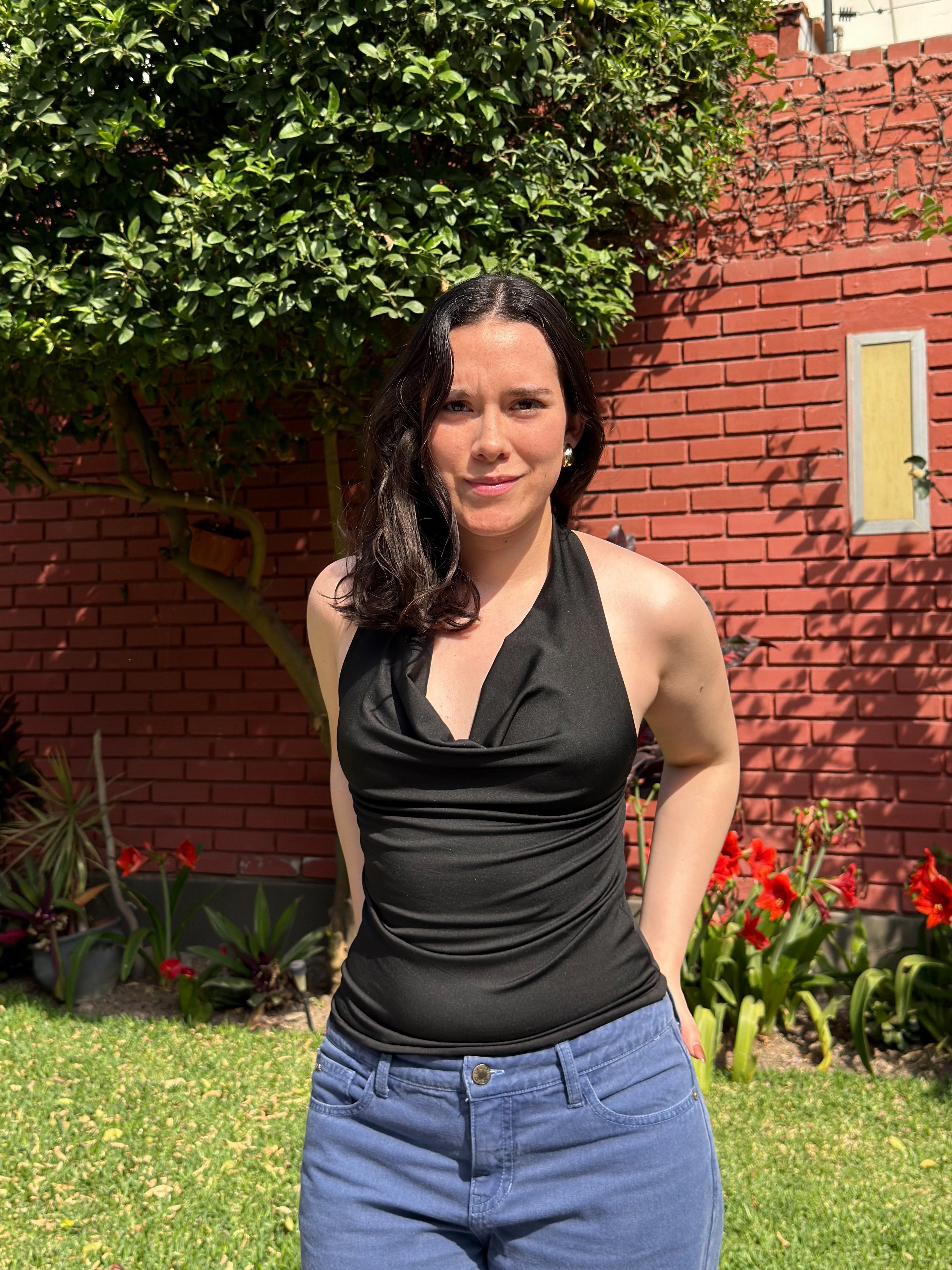 Top halter para mujer de suplex stretch color negro – caída drapeada y espalda descubierta All Fit