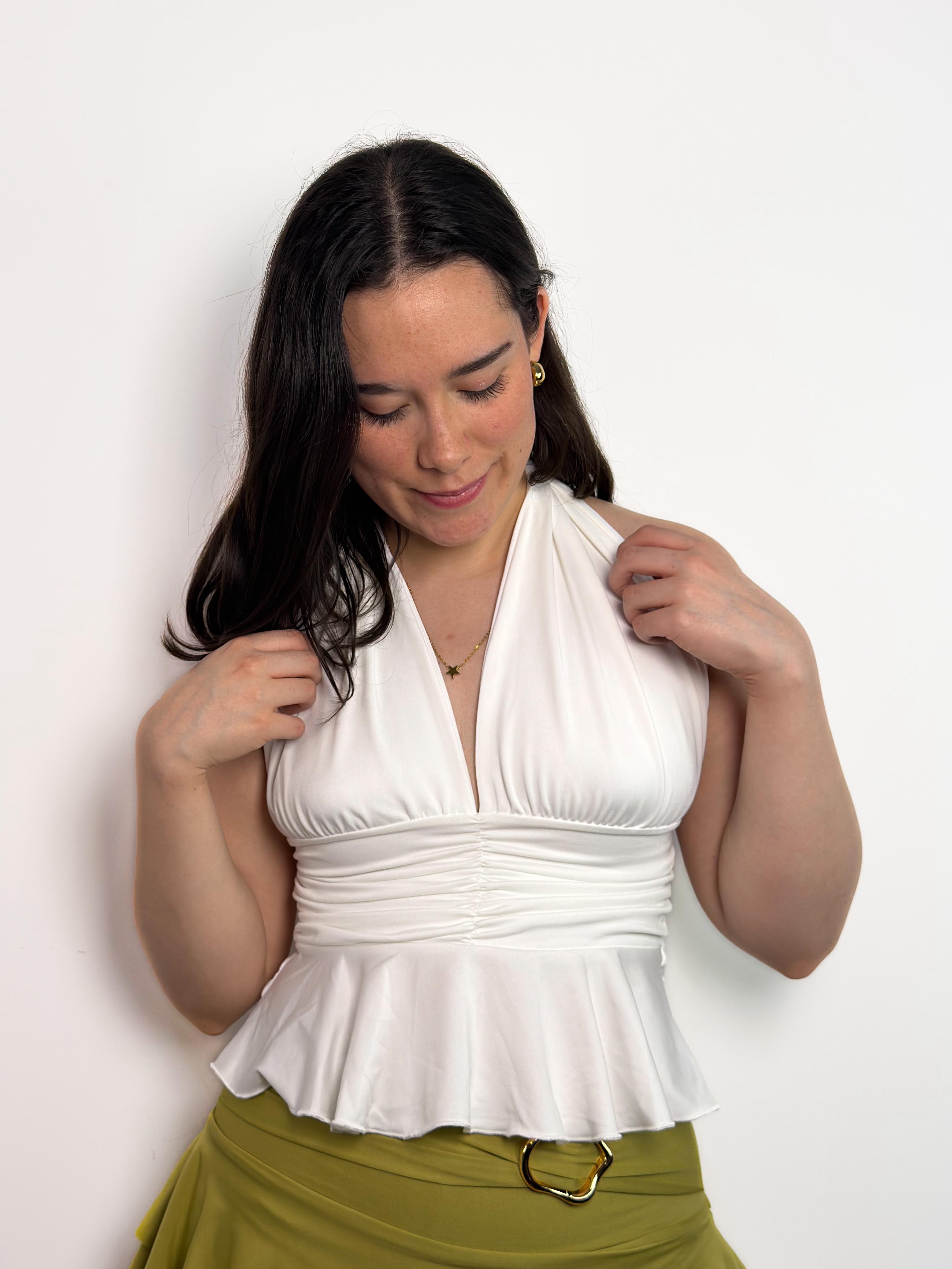 Top halter blanco para mujer con frunces en el delantero y basta tipo peplum – tela stretch que se amolda al cuerpo y define la cintura de forma cómoda All Fit