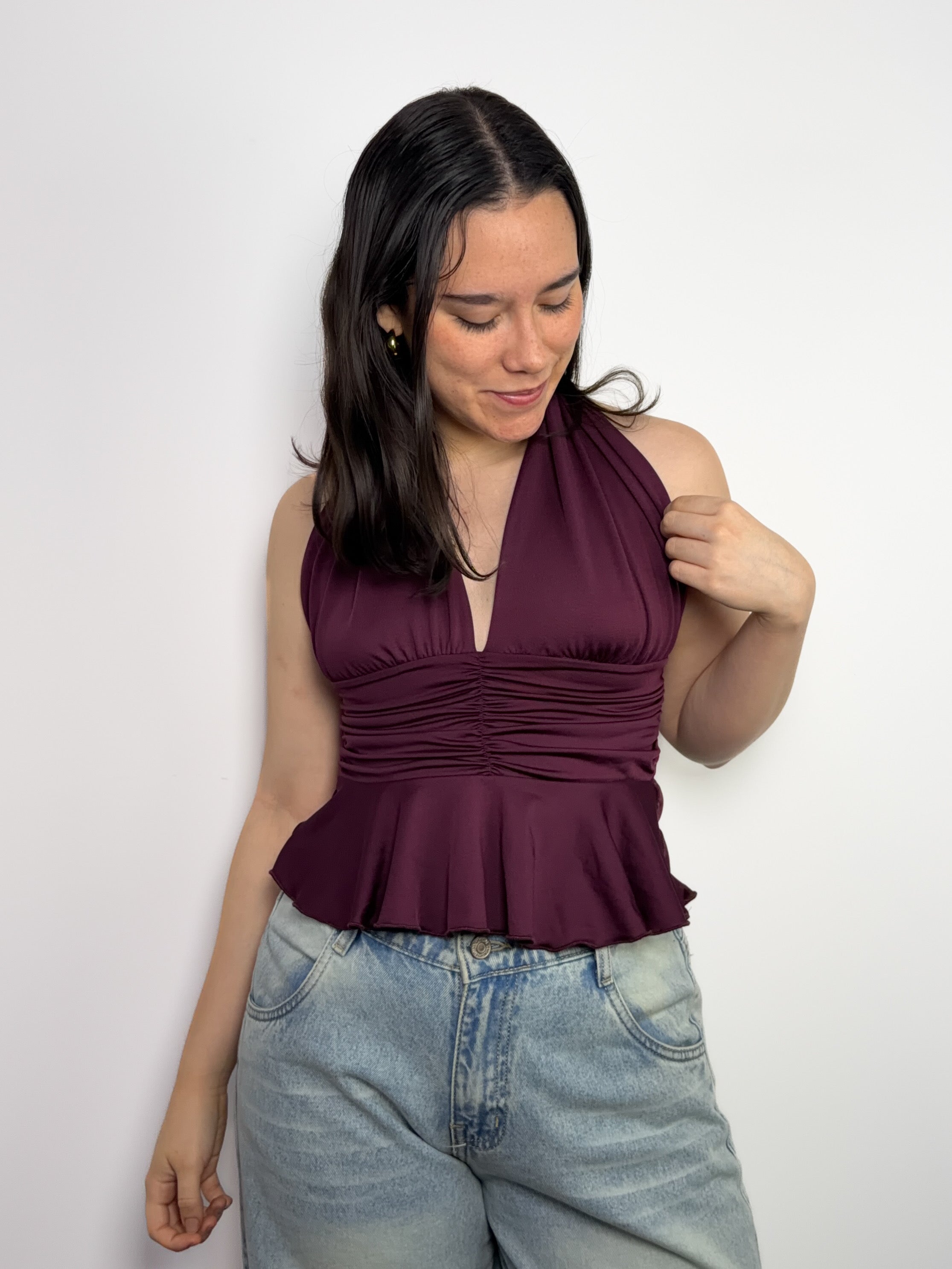 Top halter borgoña para mujer con frunces en el delantero y basta tipo peplum – tela stretch que se amolda al cuerpo y define la cintura de forma cómoda All Fit