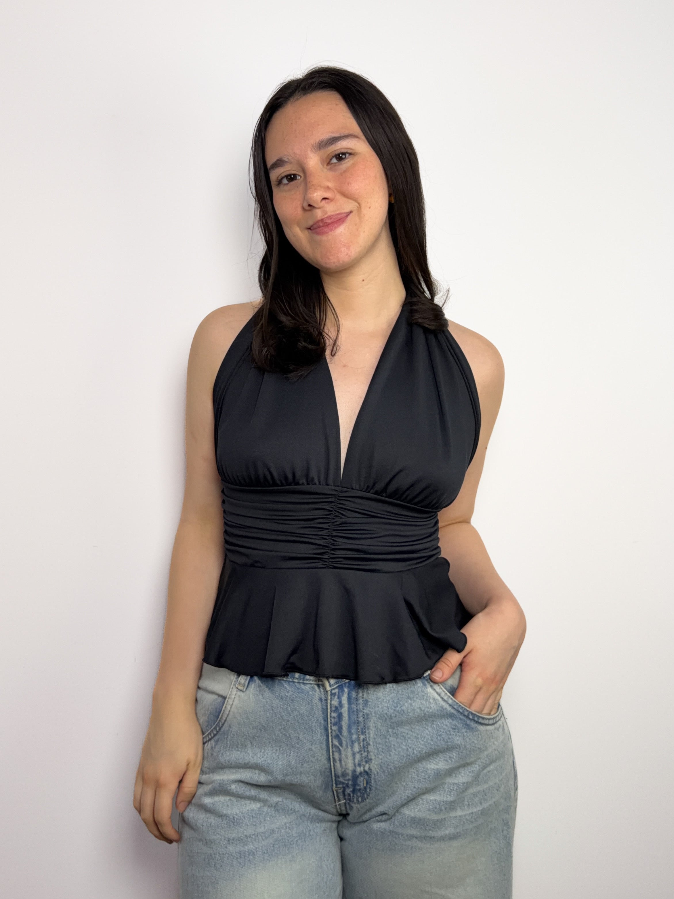 Top halter negro para mujer con frunces en el delantero y basta tipo peplum – tela stretch que se amolda al cuerpo y define la cintura de forma cómoda All Fit
