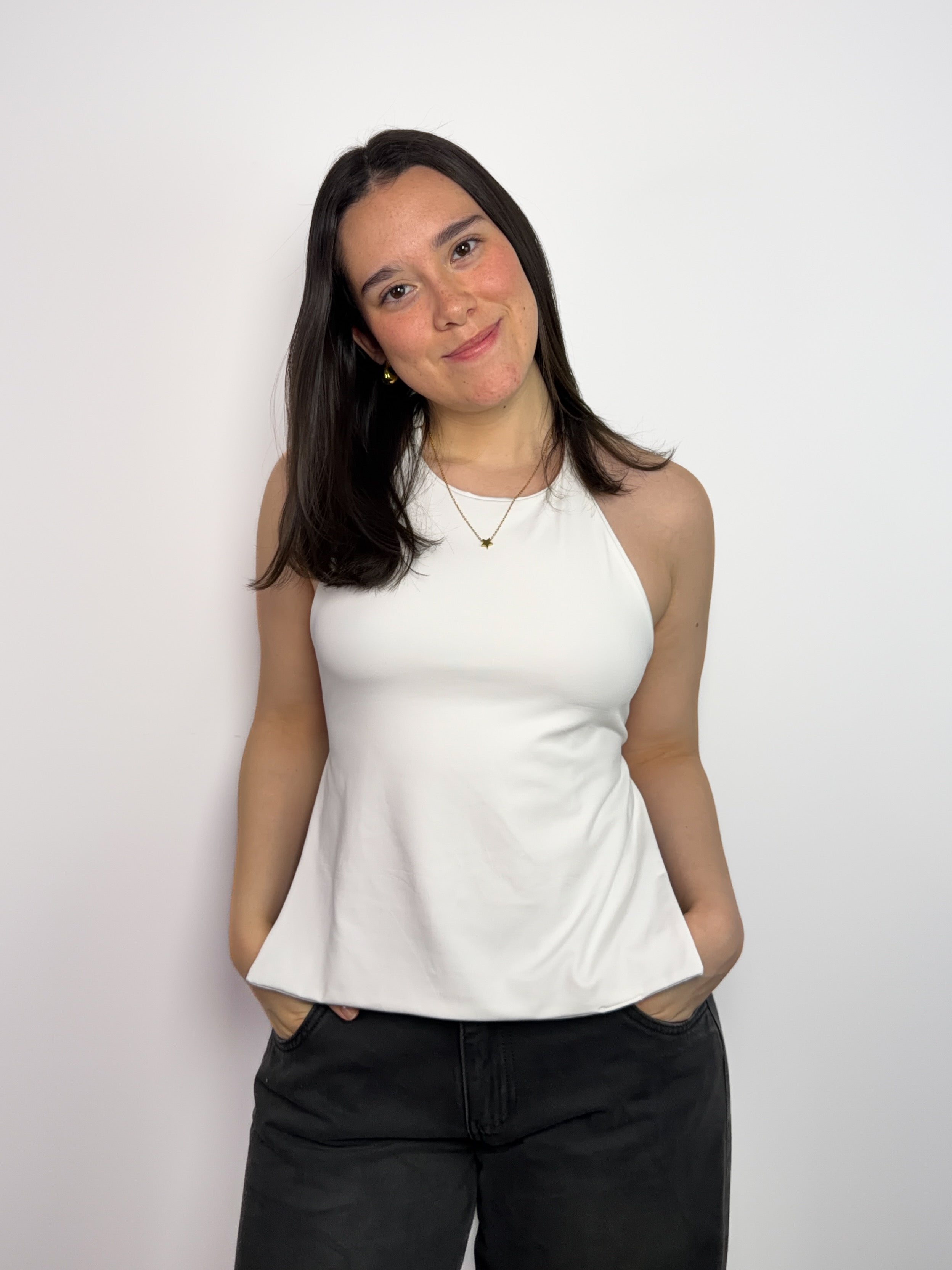 Top halter para mujer color blanco de suplex – cuello regulable y diseño con espalda descubierta