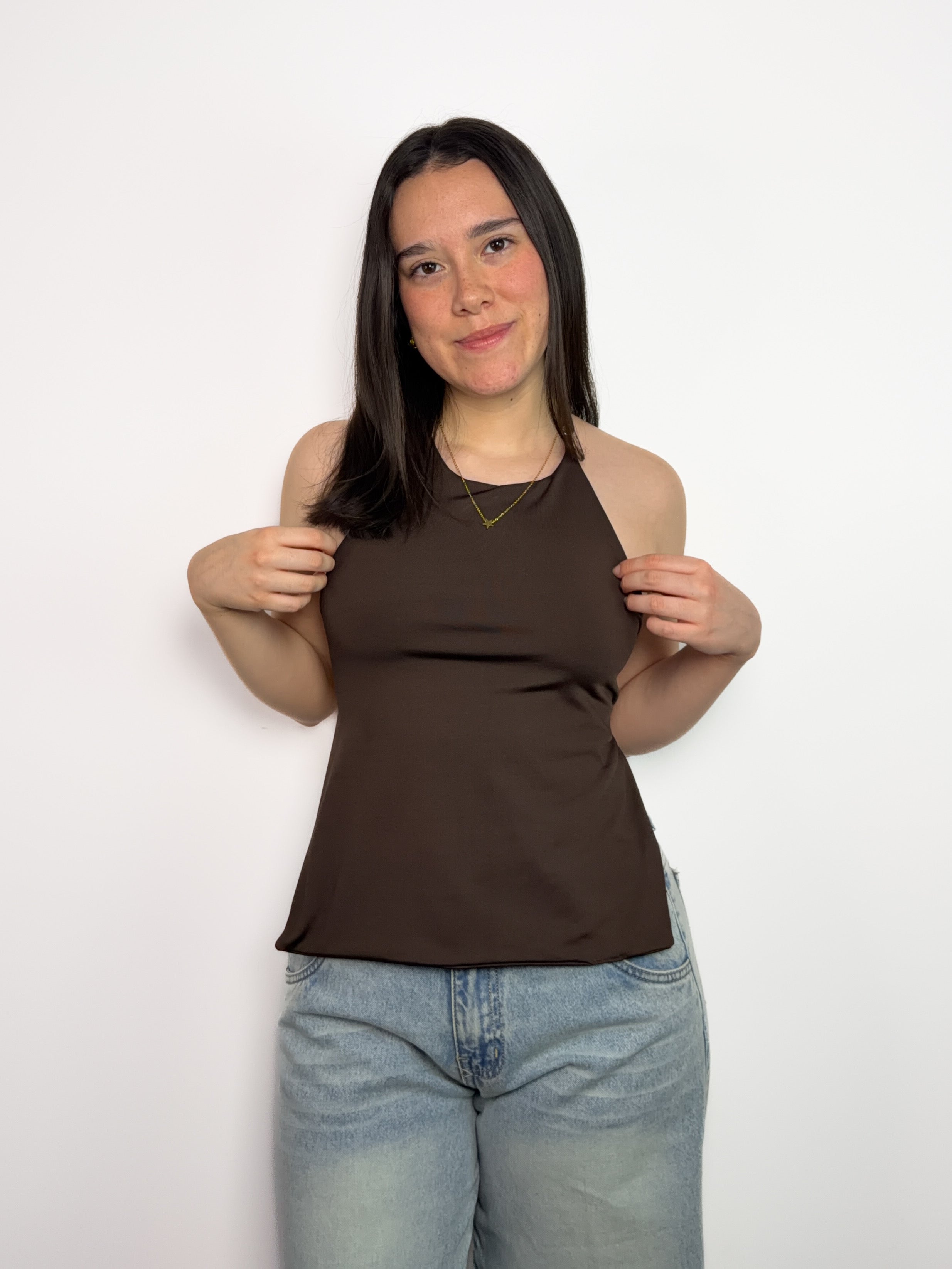 Top halter para mujer color mocha de suplex – cuello regulable y diseño con espalda descubierta