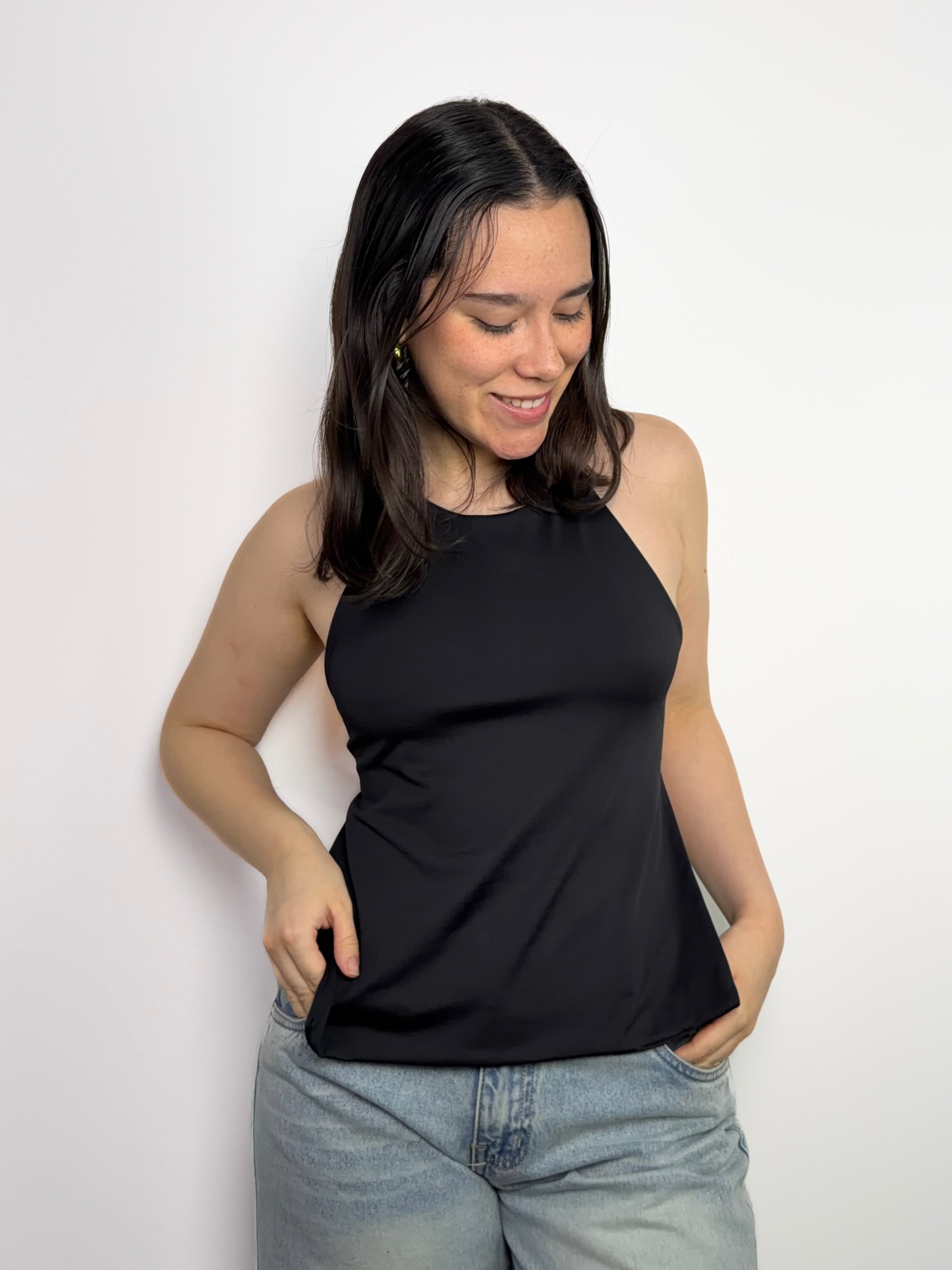 Top halter para mujer color negro de suplex – cuello regulable y diseño con espalda descubierta