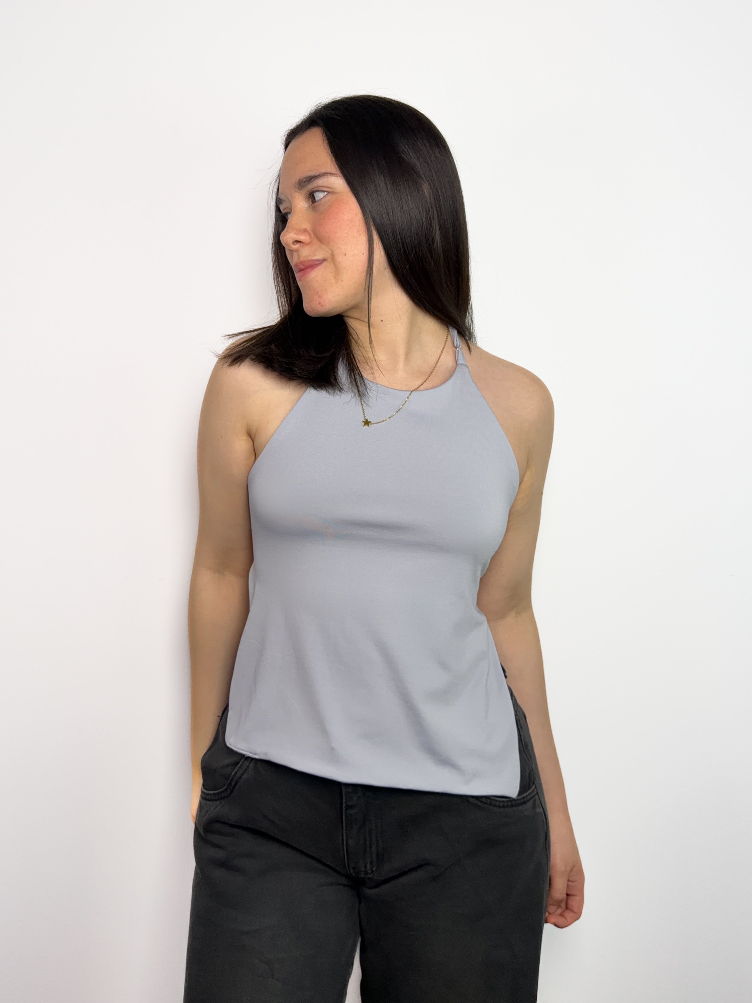 Top halter para mujer color silver de suplex – cuello regulable y diseño con espalda descubierta