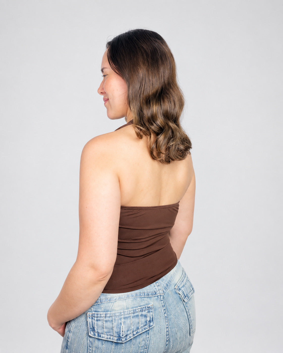 Top halter para mujer de suplex stretch color mocha – espalda descubierta y fit al cuerpo All Fit