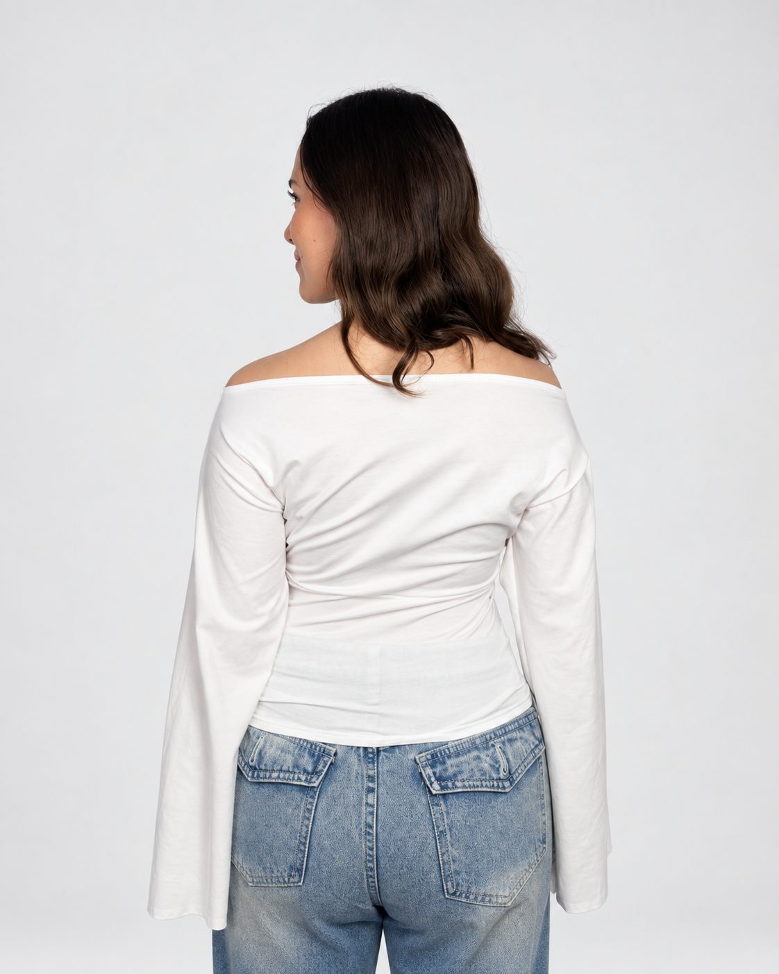 Top off shoulder para mujer de suplex stretch color blanco – escote amplio y mangas acampanadas visto de espalda All Fit