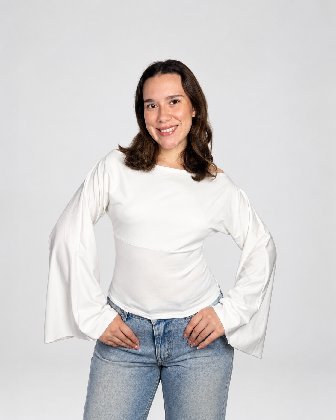 Top off shoulder para mujer de suplex stretch color blanco – mangas largas acampanadas y fit al cuerpo All Fit