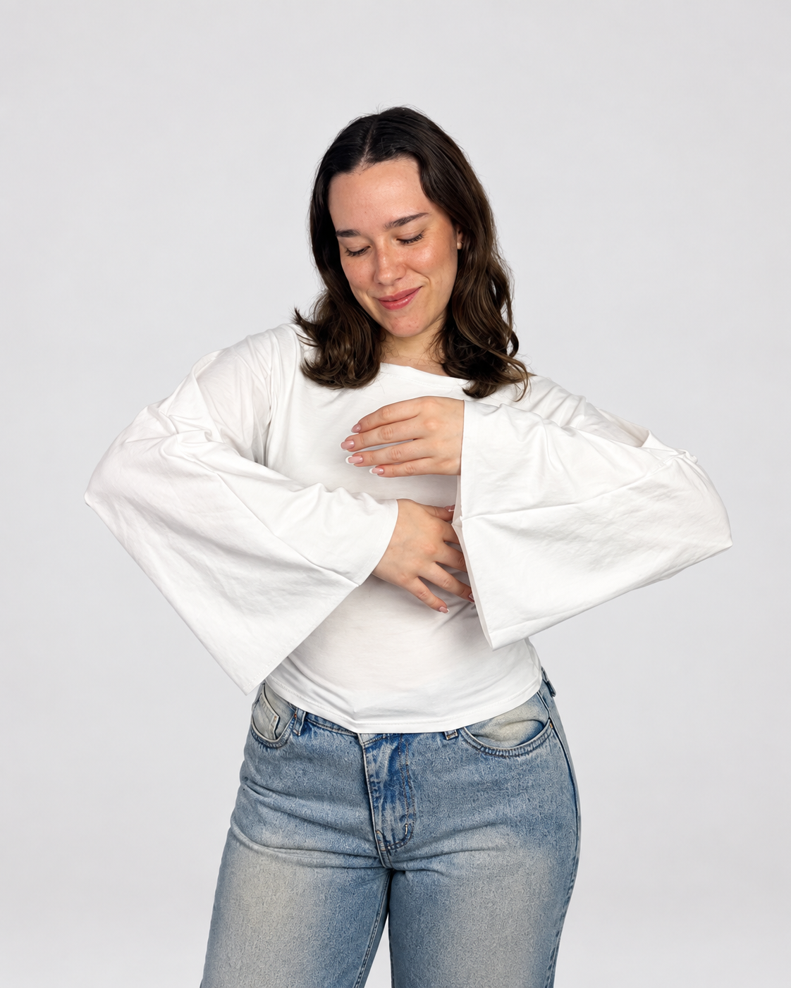 Top off shoulder para mujer de suplex stretch color blanco – detalle de mangas largas acampanadas All Fit