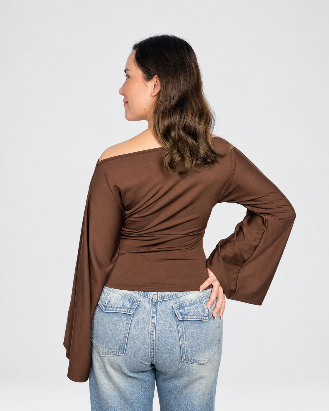 Top off shoulder para mujer de suplex stretch color mocha – escote amplio y mangas acampanadas visto de espalda All Fit