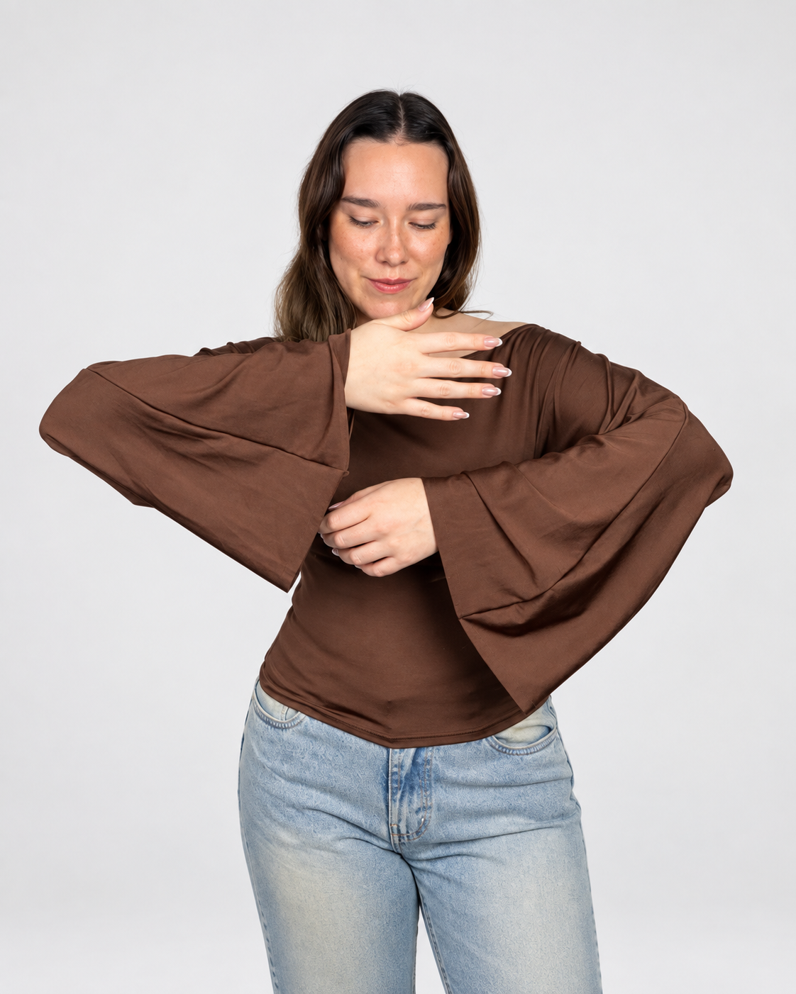 Top off shoulder para mujer de suplex stretch color mocha – detalle de mangas largas acampanadas All Fit