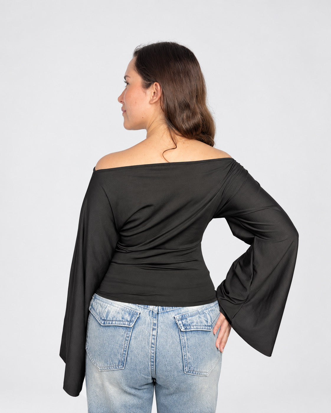 Top off shoulder para mujer de suplex stretch color negro – escote amplio y mangas acampanadas visto de espalda All Fit