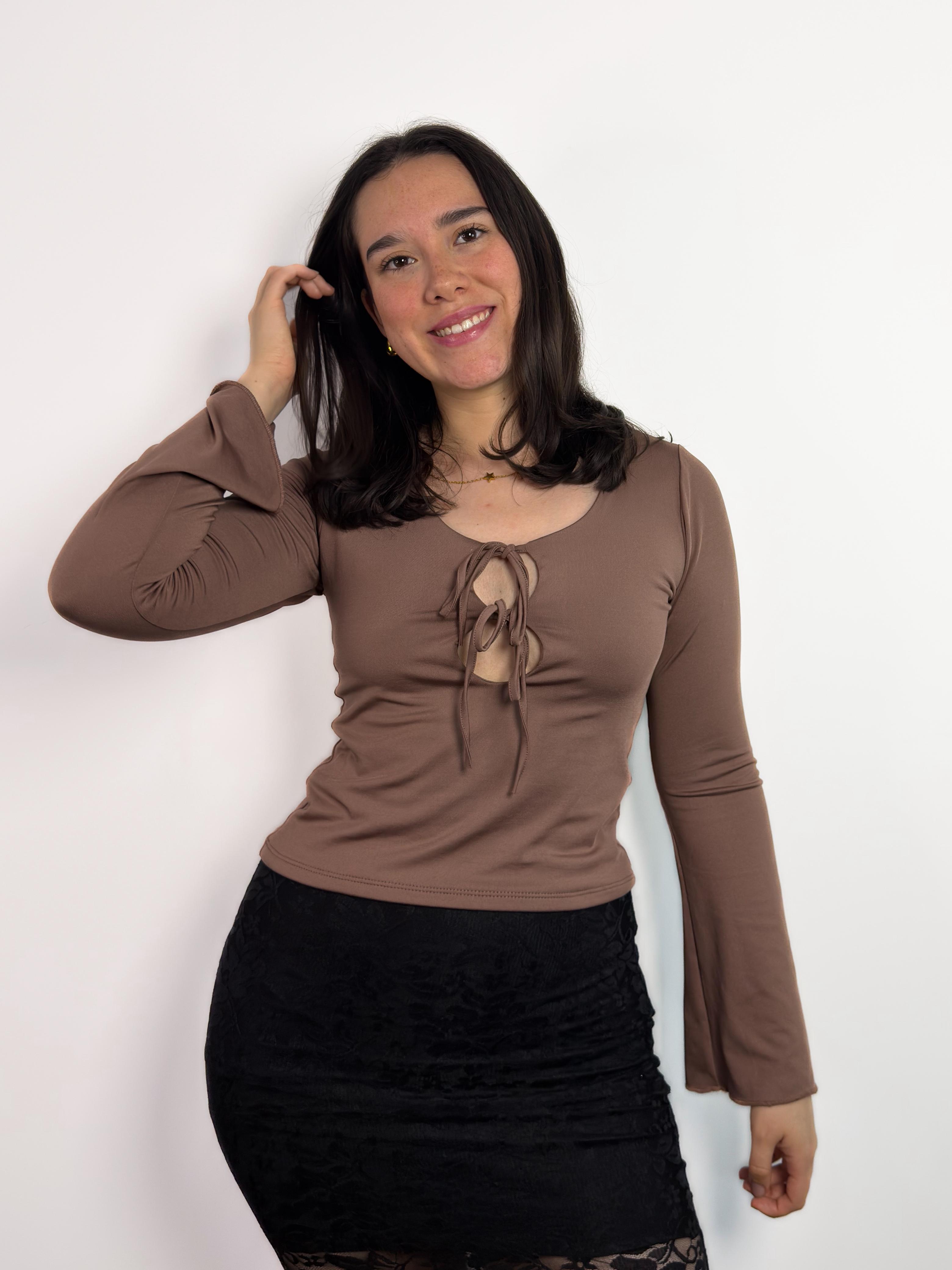 Top para mujer color gris oscuro de manga larga con escote redondo y doble lazo frontal – tela stretch de caída suave y mangas acampanadas que se amoldan al cuerpo All Fit