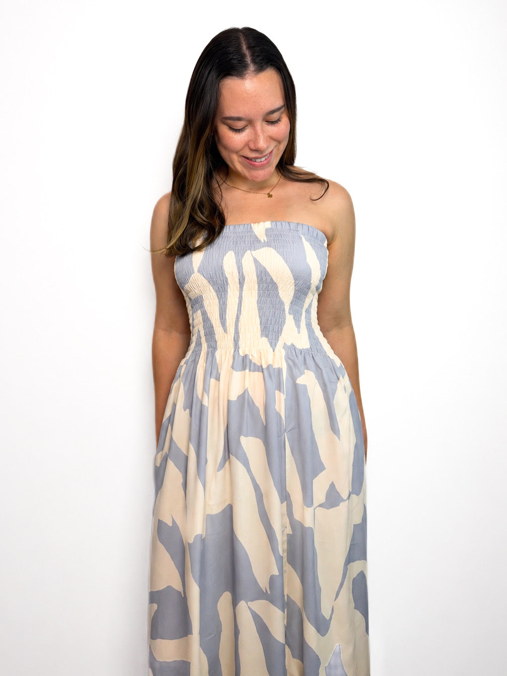 Vestido largo strapless con corrugado color azul pastel que se amolda al cuerpo y resalta la figura, con una caída fluida y fresca All fit