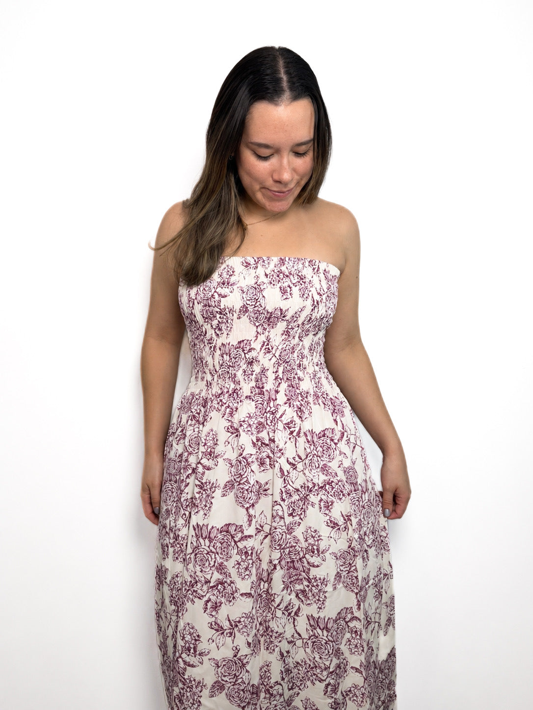 Vestido largo strapless con corrugado color rosa pastel que se amolda al cuerpo y resalta la figura, con una caída fluida y fresca All fit