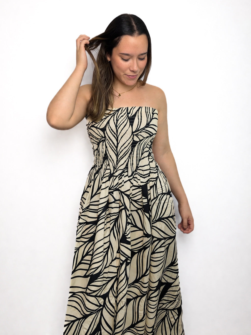 Vestido largo strapless con corrugado de color mantequilla con negro que se amolda al cuerpo y resalta la figura, con una caída fluida y fresca. que se amolda al cuerpo y resalta la figura, con una caída fluida y fresca. All Fit