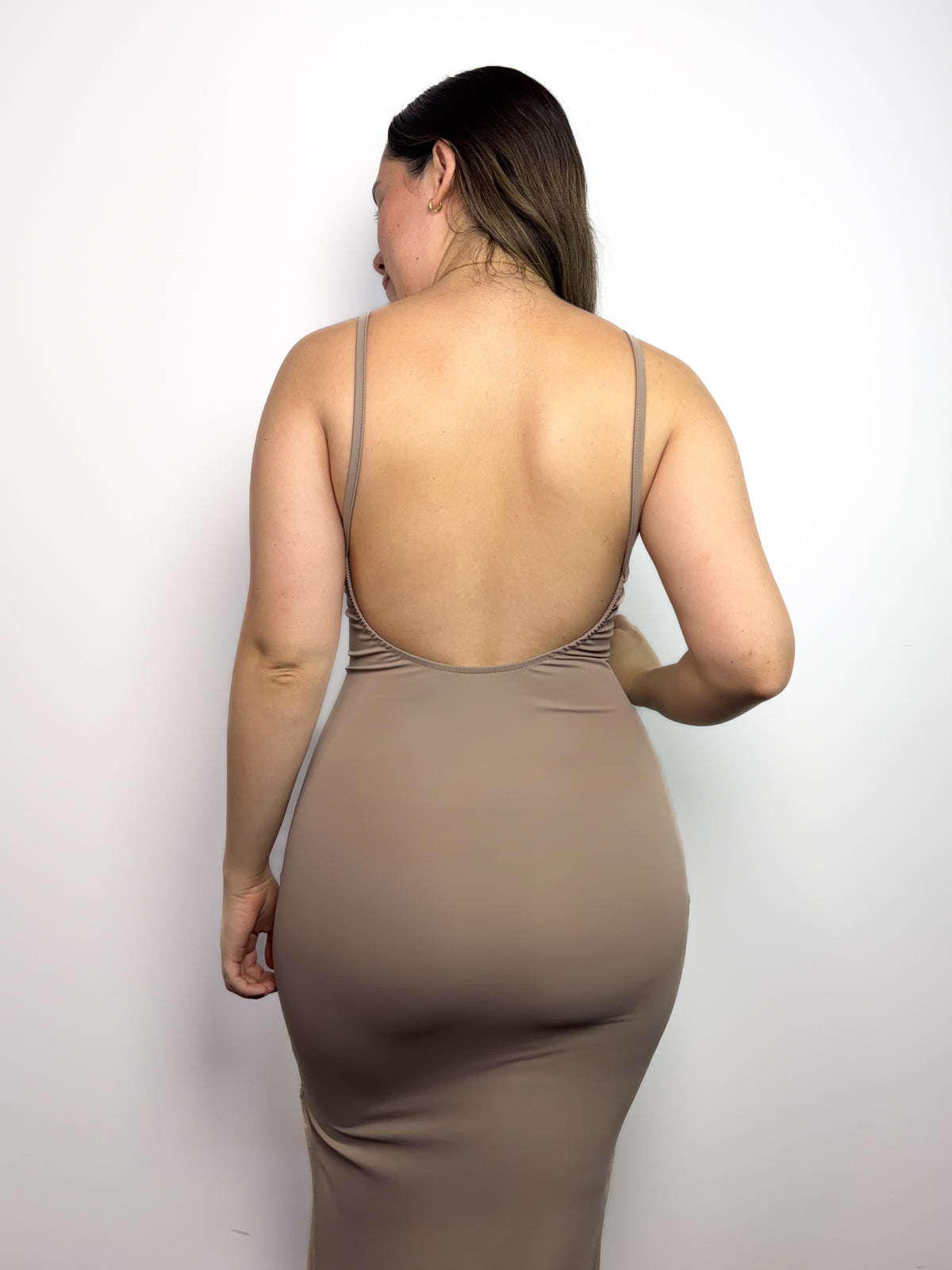 Vestido largo y ceñido de material Marbella color arena que se amolda al cuerpo y resalta la figura para mujer . Cuenta con tiras para amarrar y ajustar el fit a tu gusto All fit