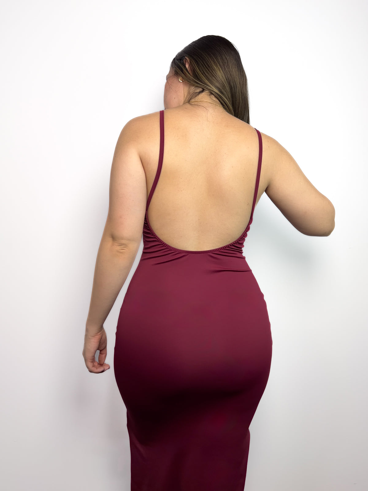 Vestido largo y ceñido de material Marbella color borgoña que se amolda al cuerpo y resalta la figura para mujer . Cuenta con tiras para amarrar y ajustar el fit a tu gusto All fit