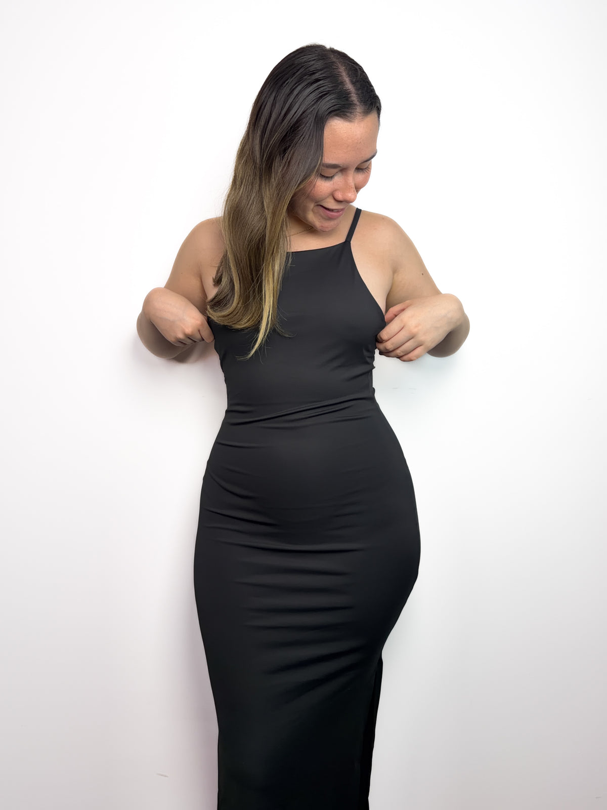 Vestido largo y ceñido de material Marbella color negro que se amolda al cuerpo y resalta la figura para mujer . Cuenta con tiras para amarrar y ajustar el fit a tu gusto All fit