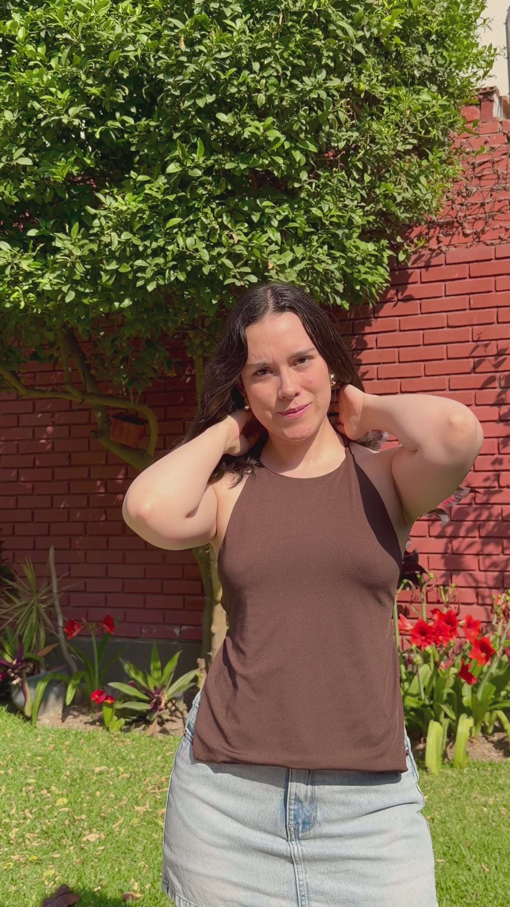 Top halter para mujer color mocha de suplex – cuello regulable y diseño con espalda descubierta