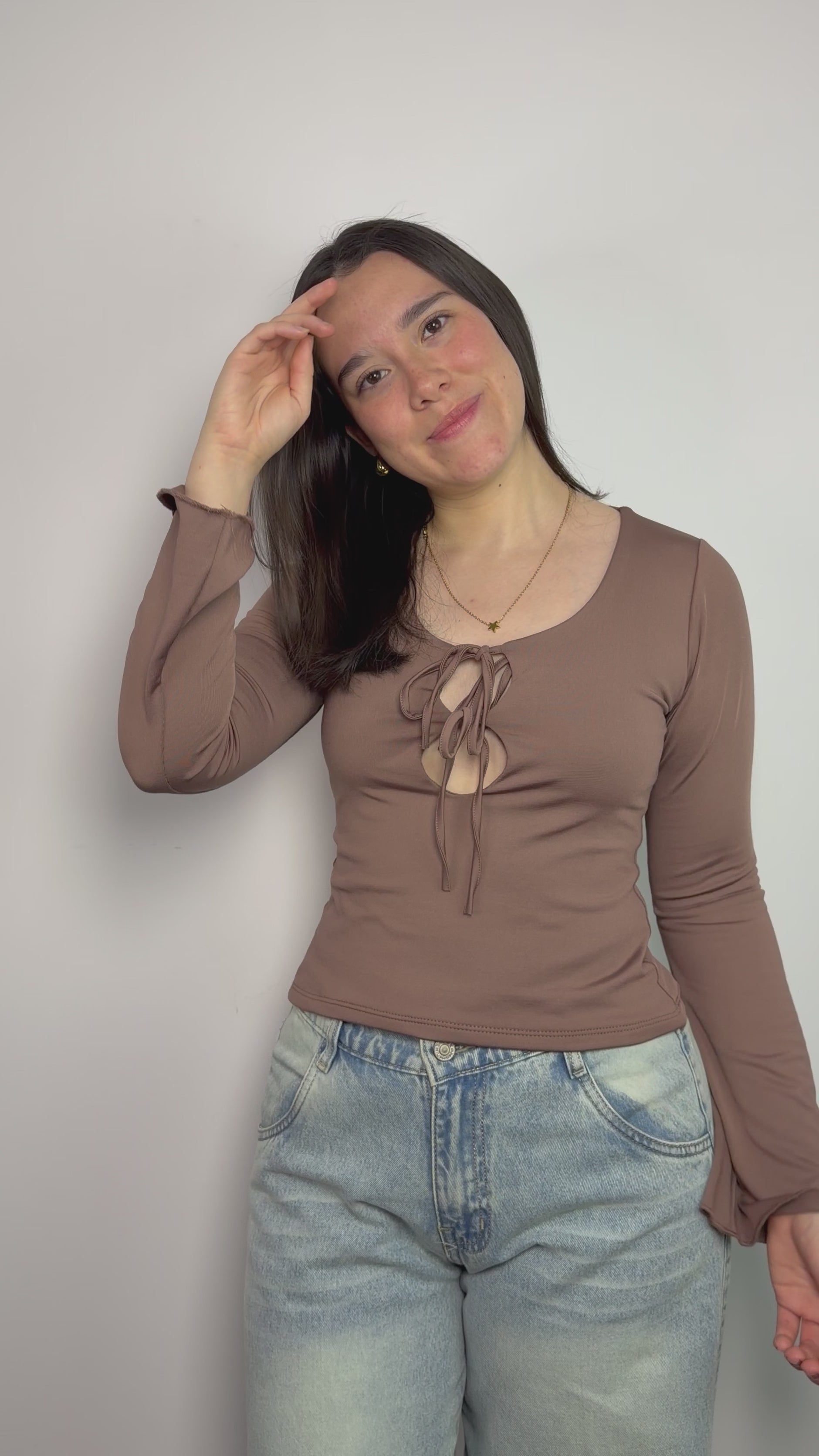 Top para mujer color gris oscuro de manga larga con escote redondo y doble lazo frontal – tela stretch de caída suave y mangas acampanadas que se amoldan al cuerpo All Fit