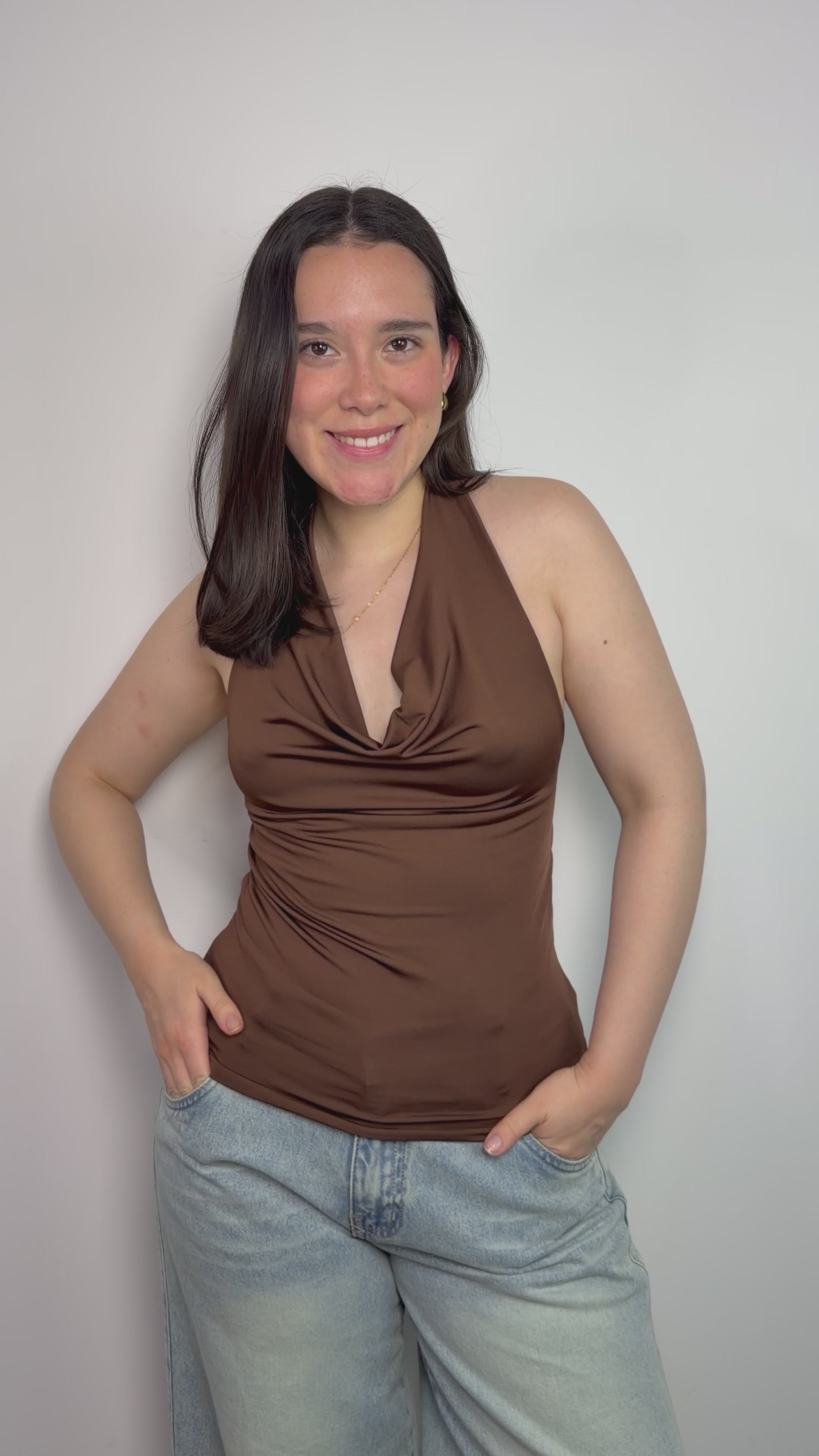 Top halter para mujer de suplex stretch color mocha– caída drapeada y espalda descubierta All Fit