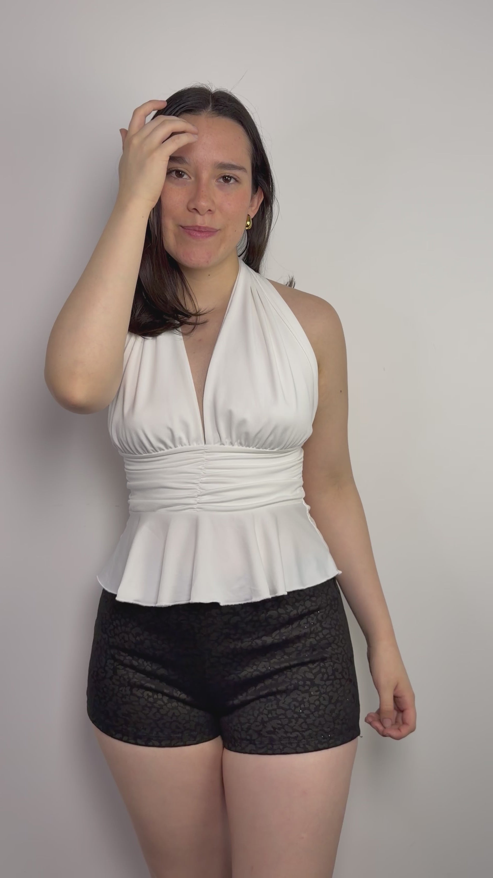 Top halter blanco para mujer con frunces en el delantero y basta tipo peplum – tela stretch que se amolda al cuerpo y define la cintura de forma cómoda All Fit