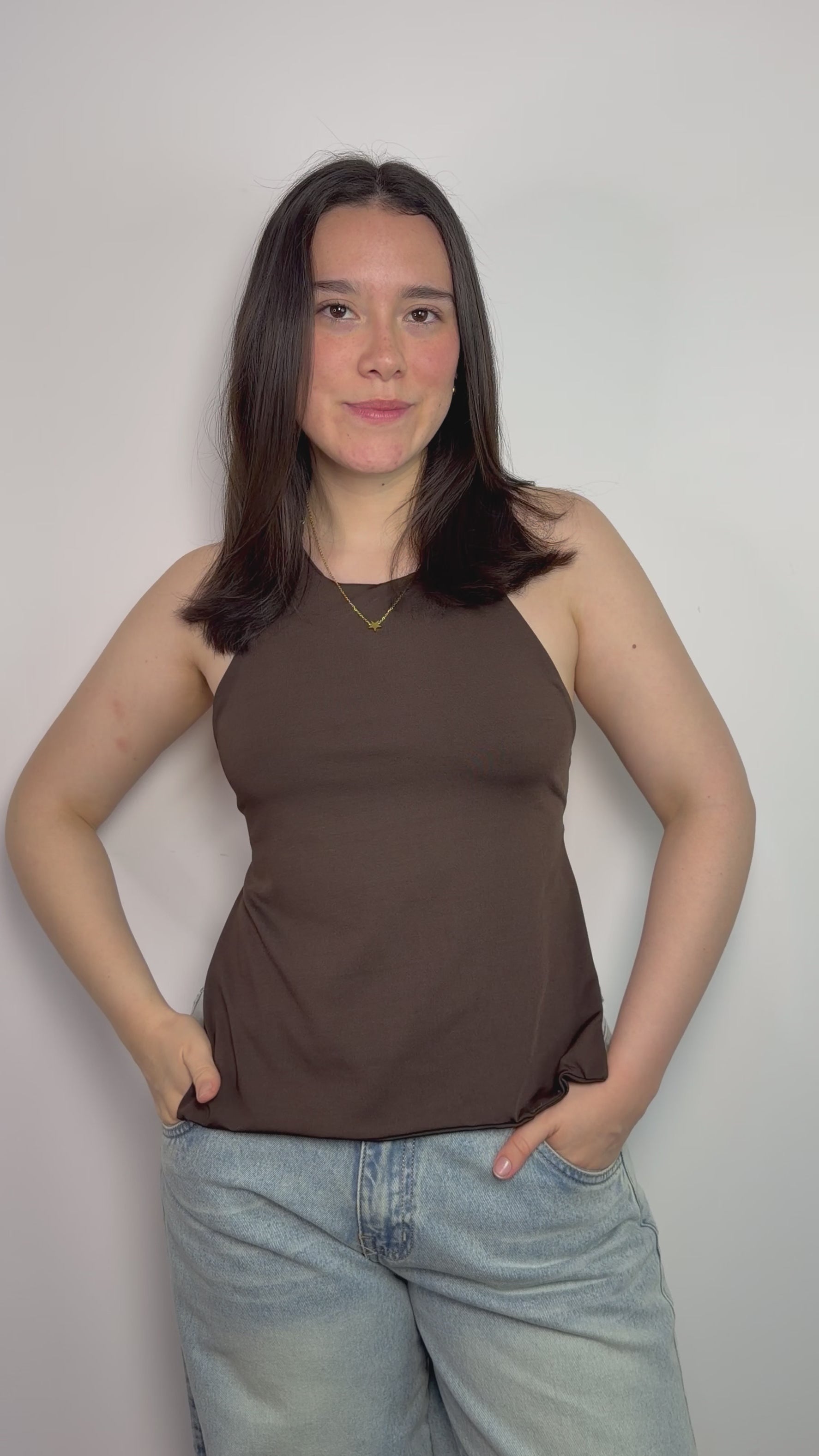 Top halter para mujer color mocha de suplex – cuello regulable y diseño con espalda descubierta