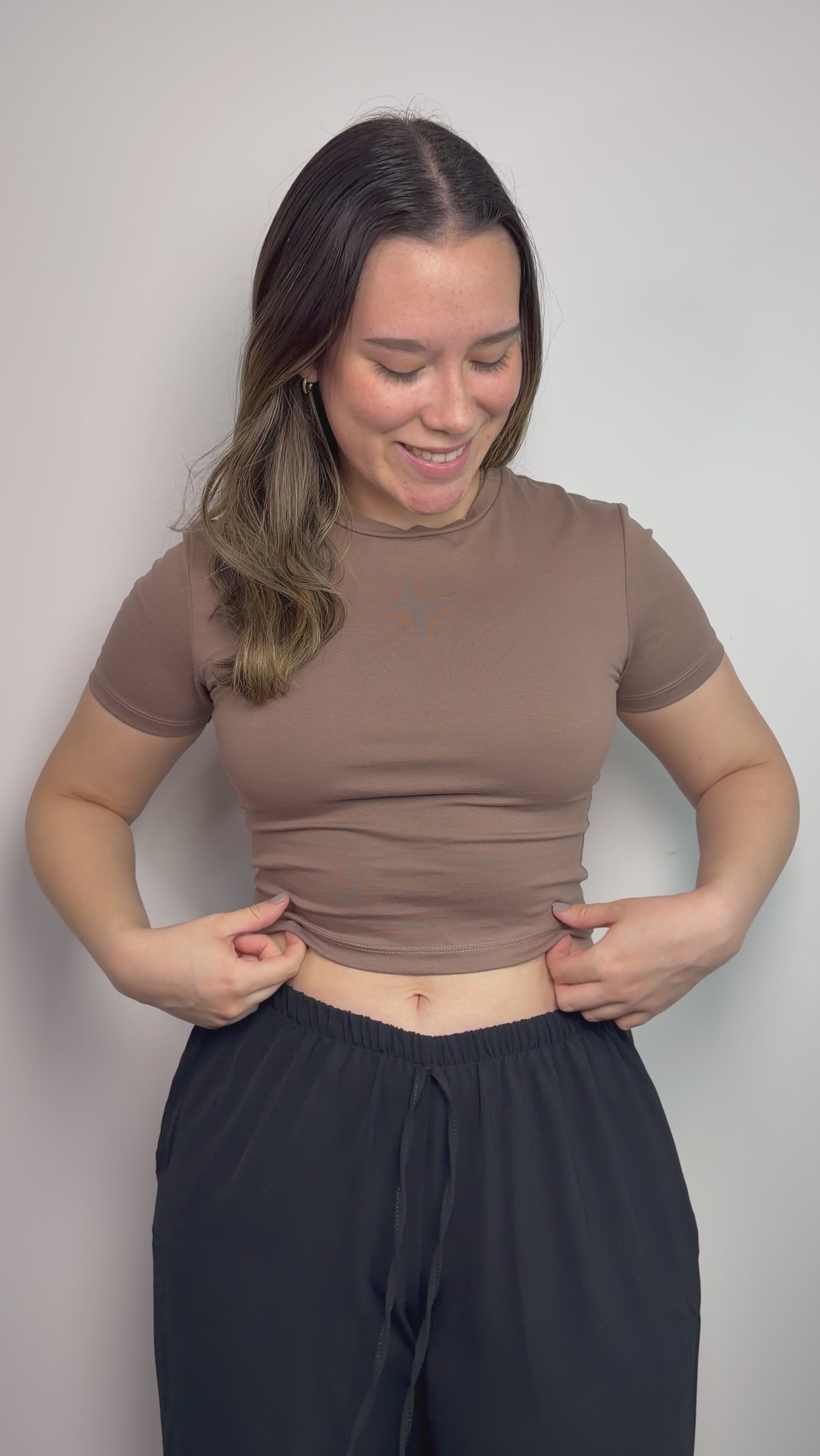 Baby tee de algodón licrado con manga corta para mujer color mocha - Confeccionada en tejido suave y elástico que se adapta cómodamente al cuerpo All fit