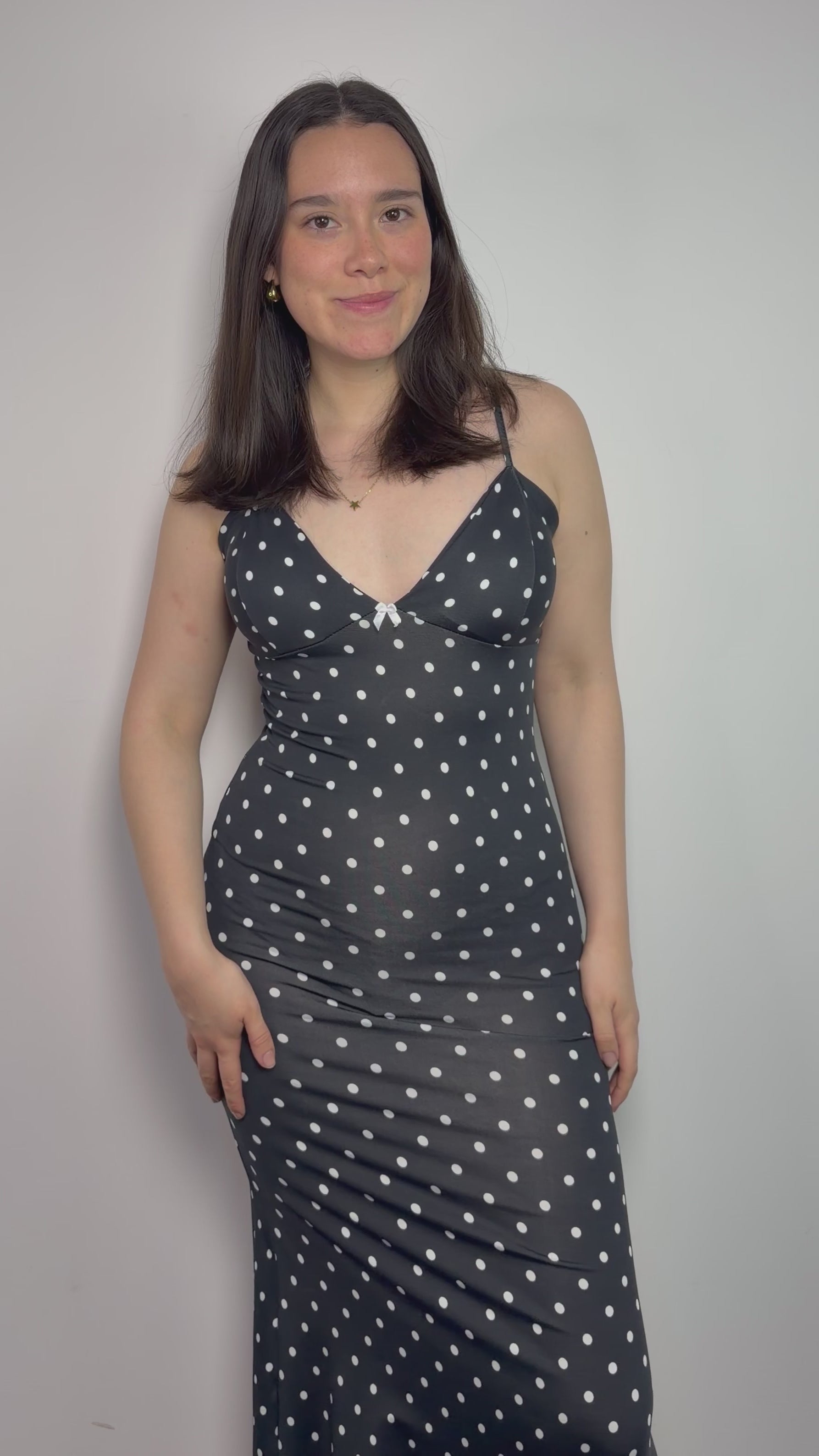 Vestido midi para mujer color negro con estampado polka dots – tirantes regulables, tela stretch que se amolda al cuerpo, lazo en el escote y abertura lateral All Fit