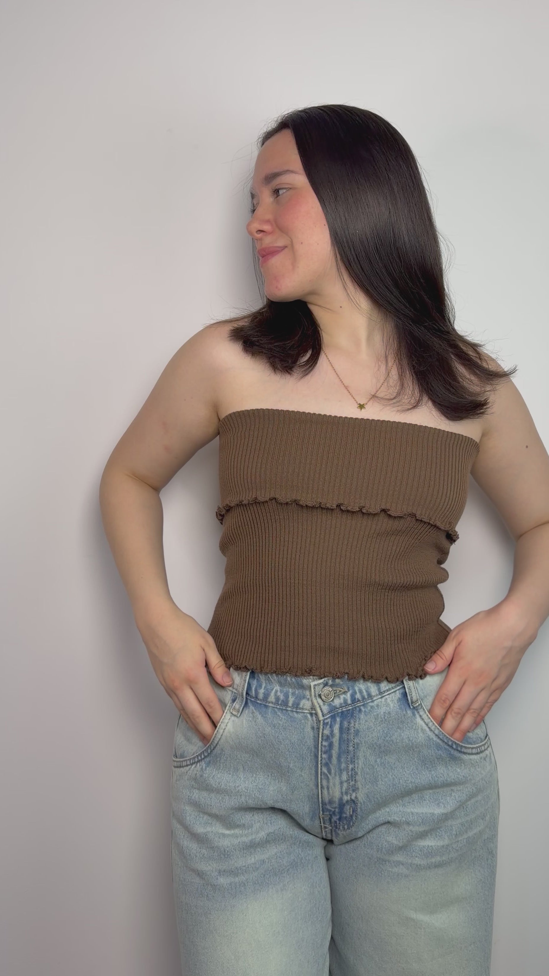 Top strapless para mujer de tejido acanalado color marrón cálido – borde ondulado e hilo elástico que se amolda al cuerpo All Fit