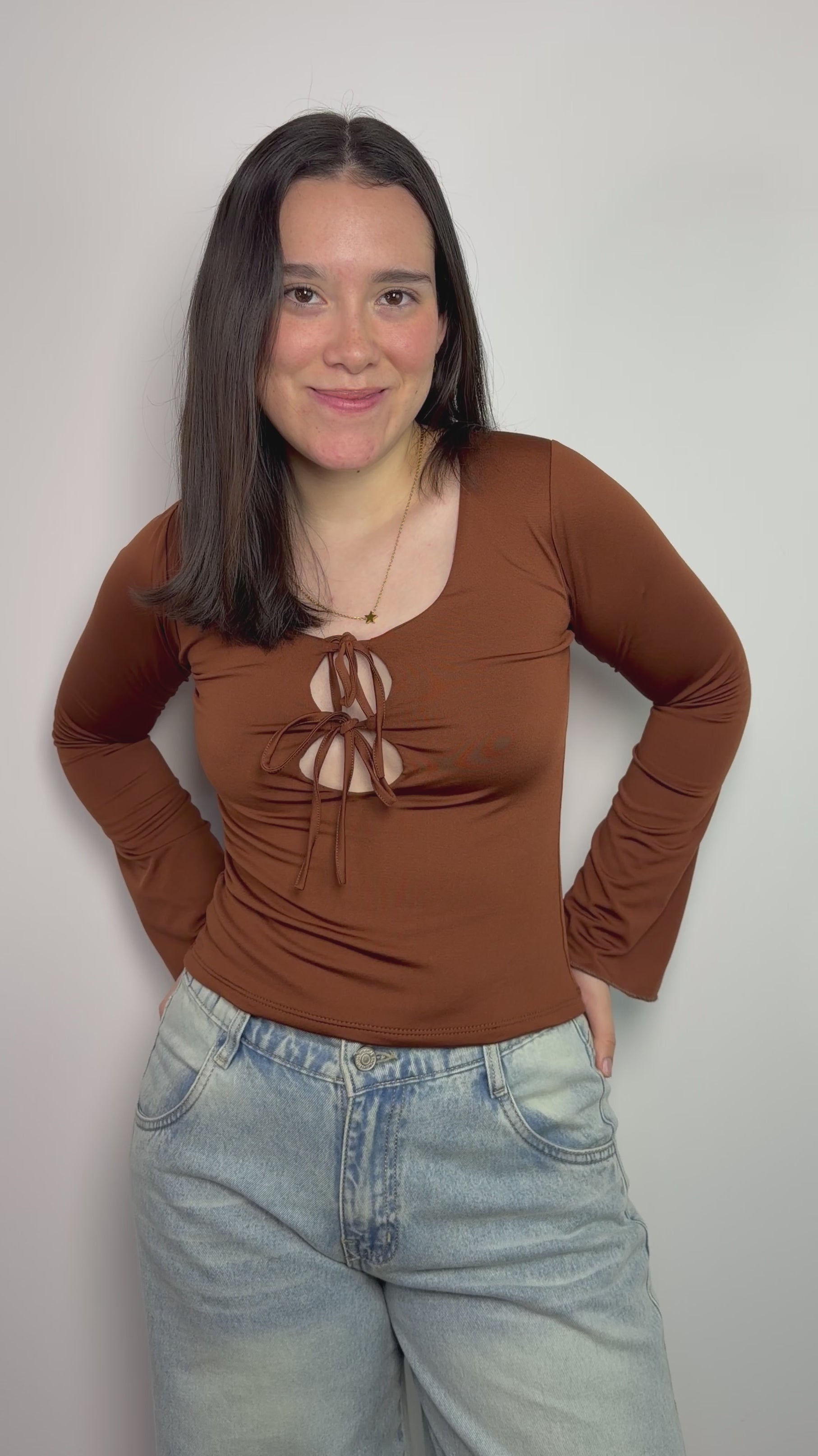 Top para mujer color canela de manga larga con escote redondo y doble lazo frontal – tela stretch de caída suave y mangas acampanadas que se amoldan al cuerpo All Fit