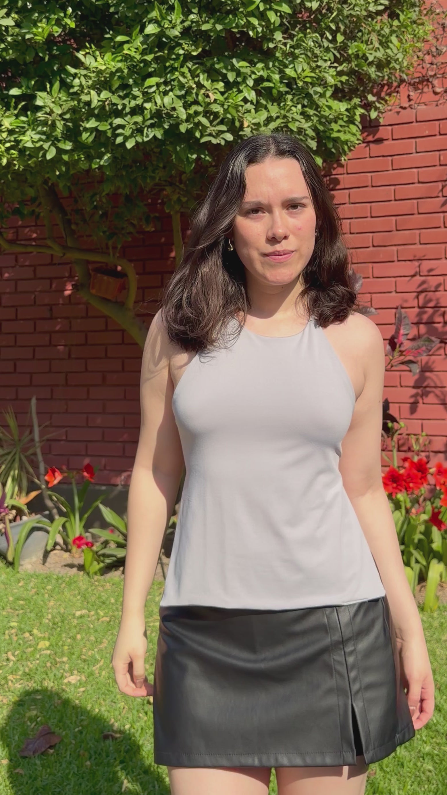 Top halter para mujer color silver de suplex – cuello regulable y diseño con espalda descubierta