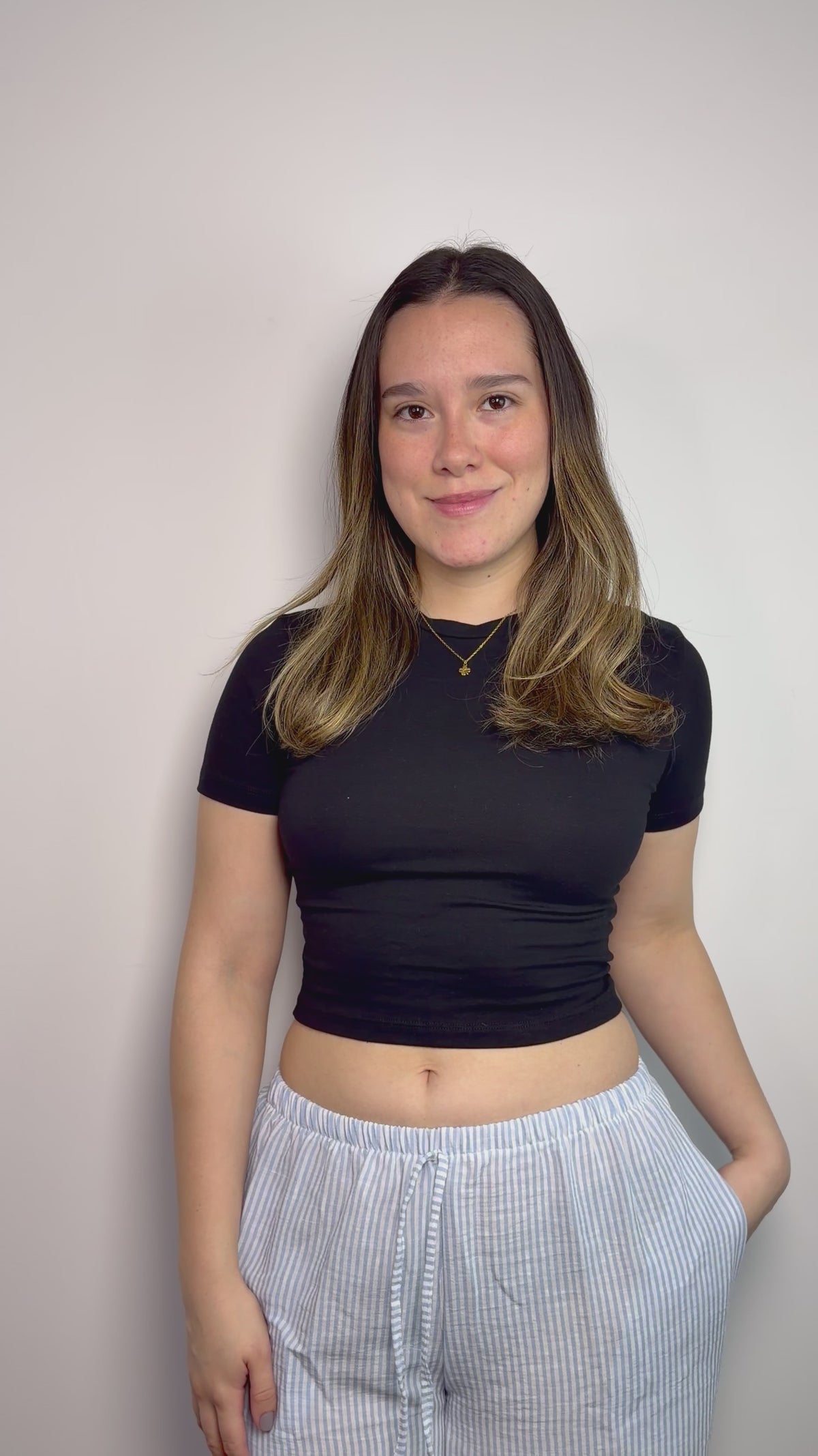 Baby tee de algodón licrado con manga corta para mujer color negro - Confeccionada en tejido suave y elástico que se adapta cómodamente al cuerpo All fit