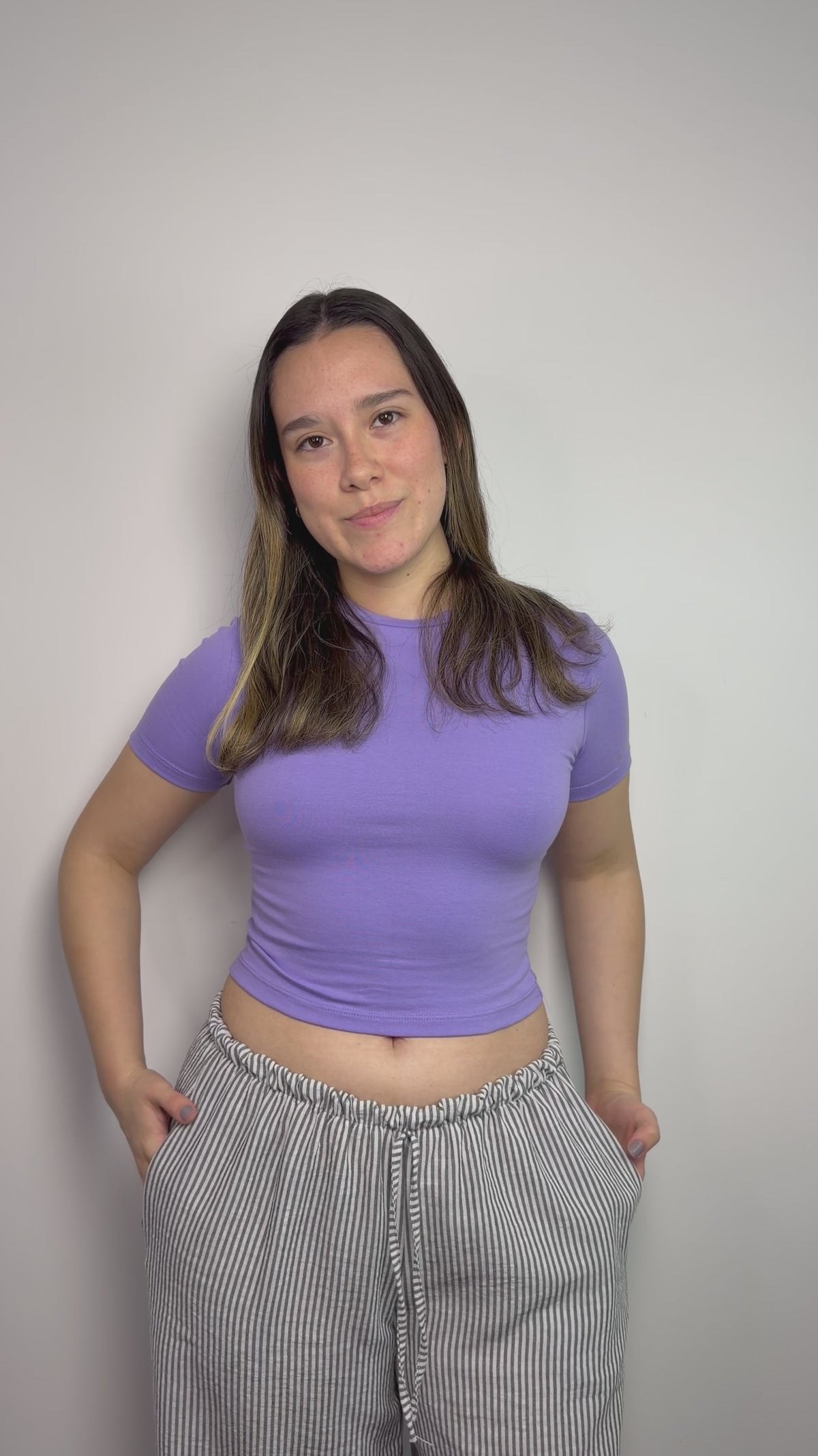 Baby tee de algodón licrado con manga corta para mujer color uva - Confeccionada en tejido suave y elástico que se adapta cómodamente al cuerpo All fit