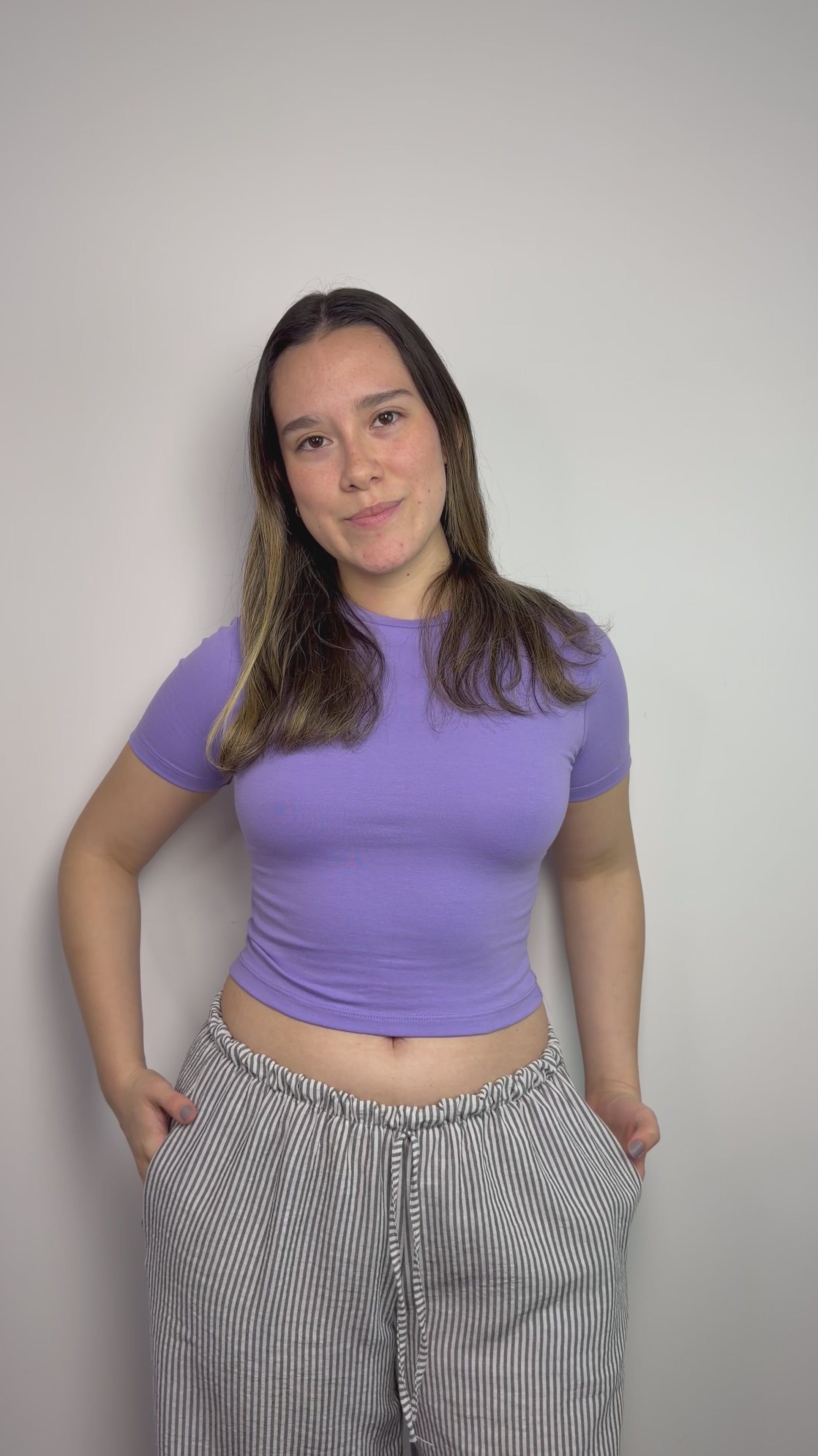 Baby tee de algodón licrado con manga corta para mujer color uva - Confeccionada en tejido suave y elástico que se adapta cómodamente al cuerpo All fit