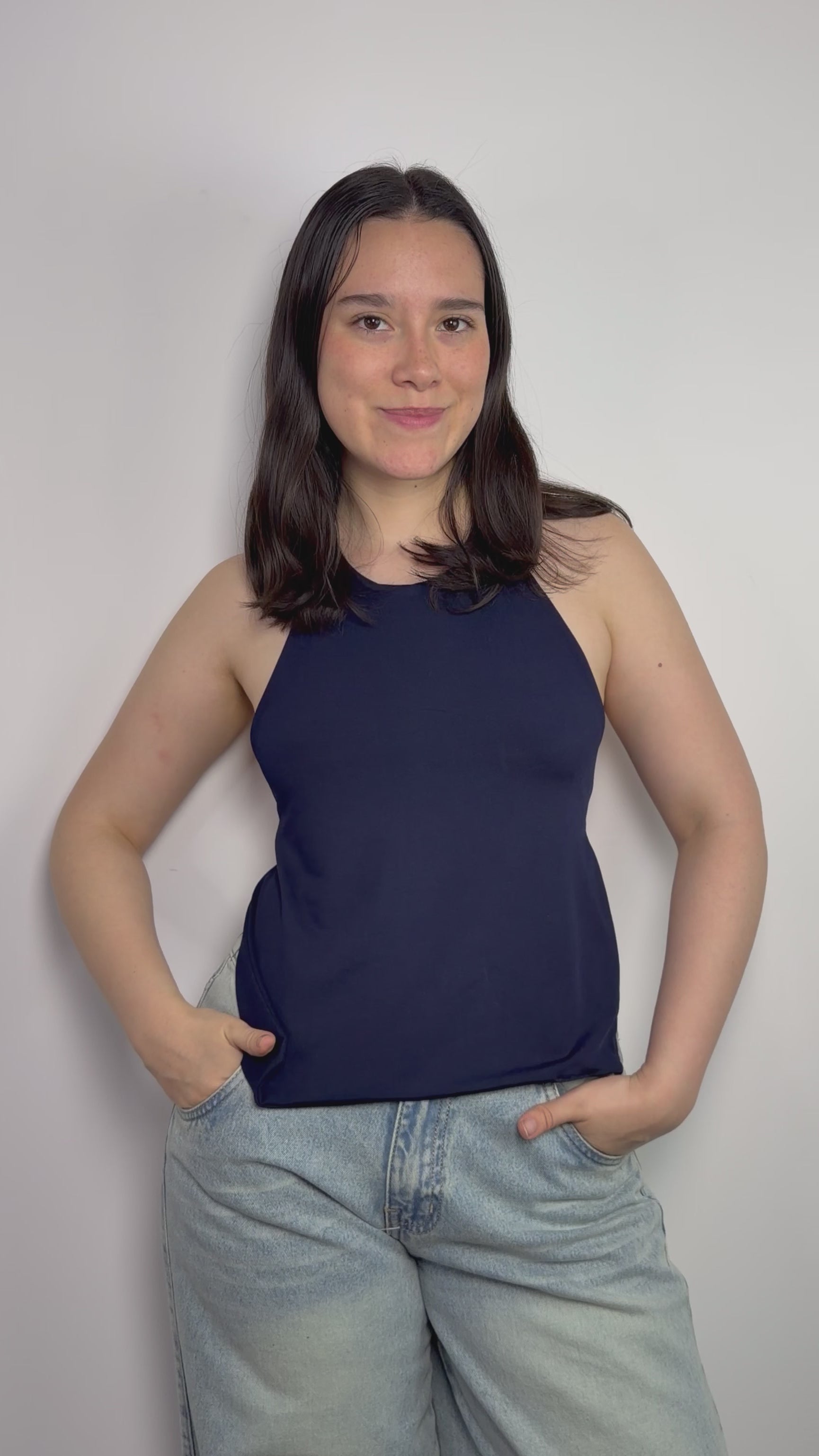 Top halter para mujer color azul marino de suplex – cuello regulable y diseño con espalda descubierta