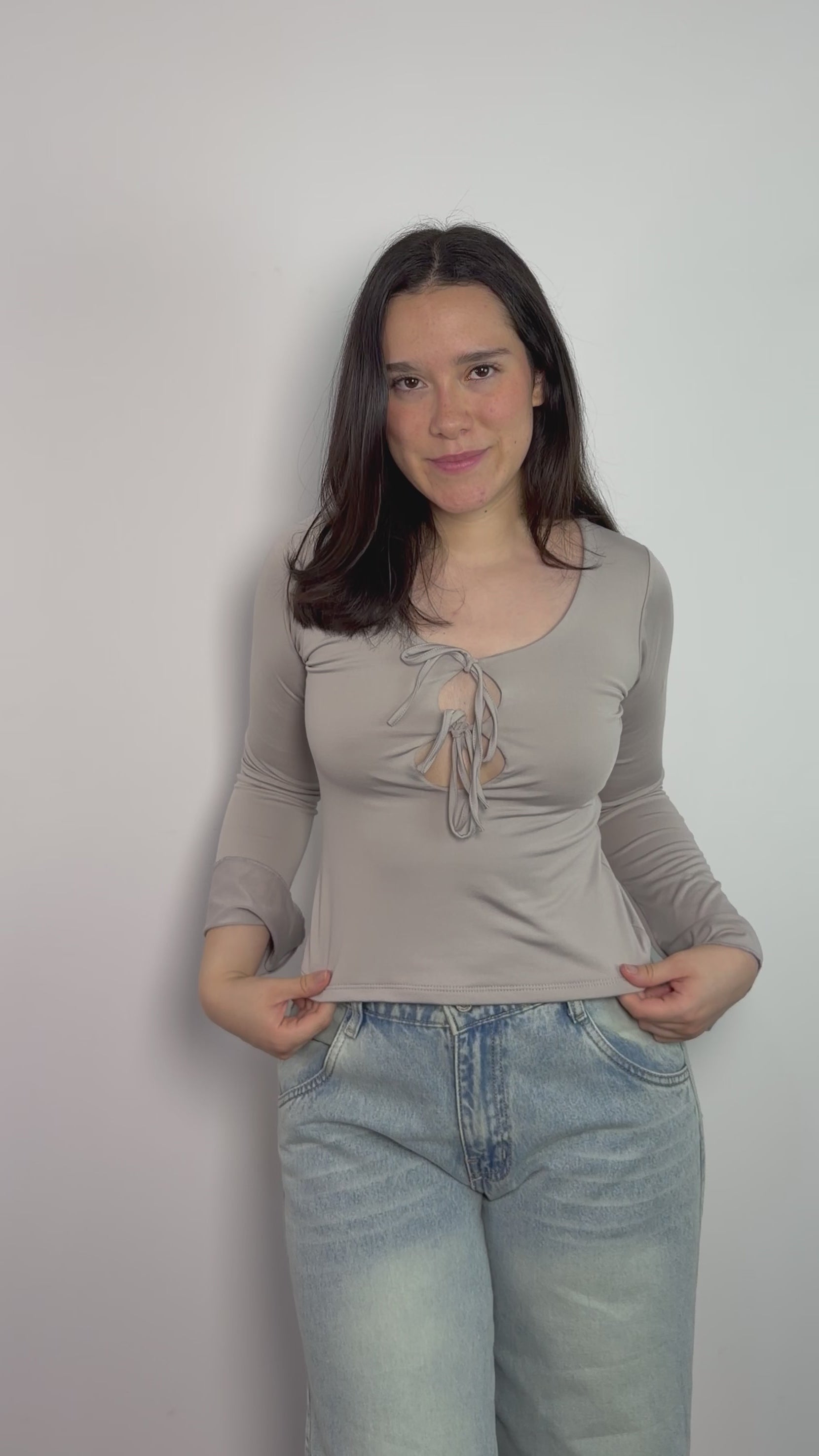 Top para mujer color silver de manga larga con escote redondo y doble lazo frontal – tela stretch de caída suave y mangas acampanadas que se amoldan al cuerpo All Fit