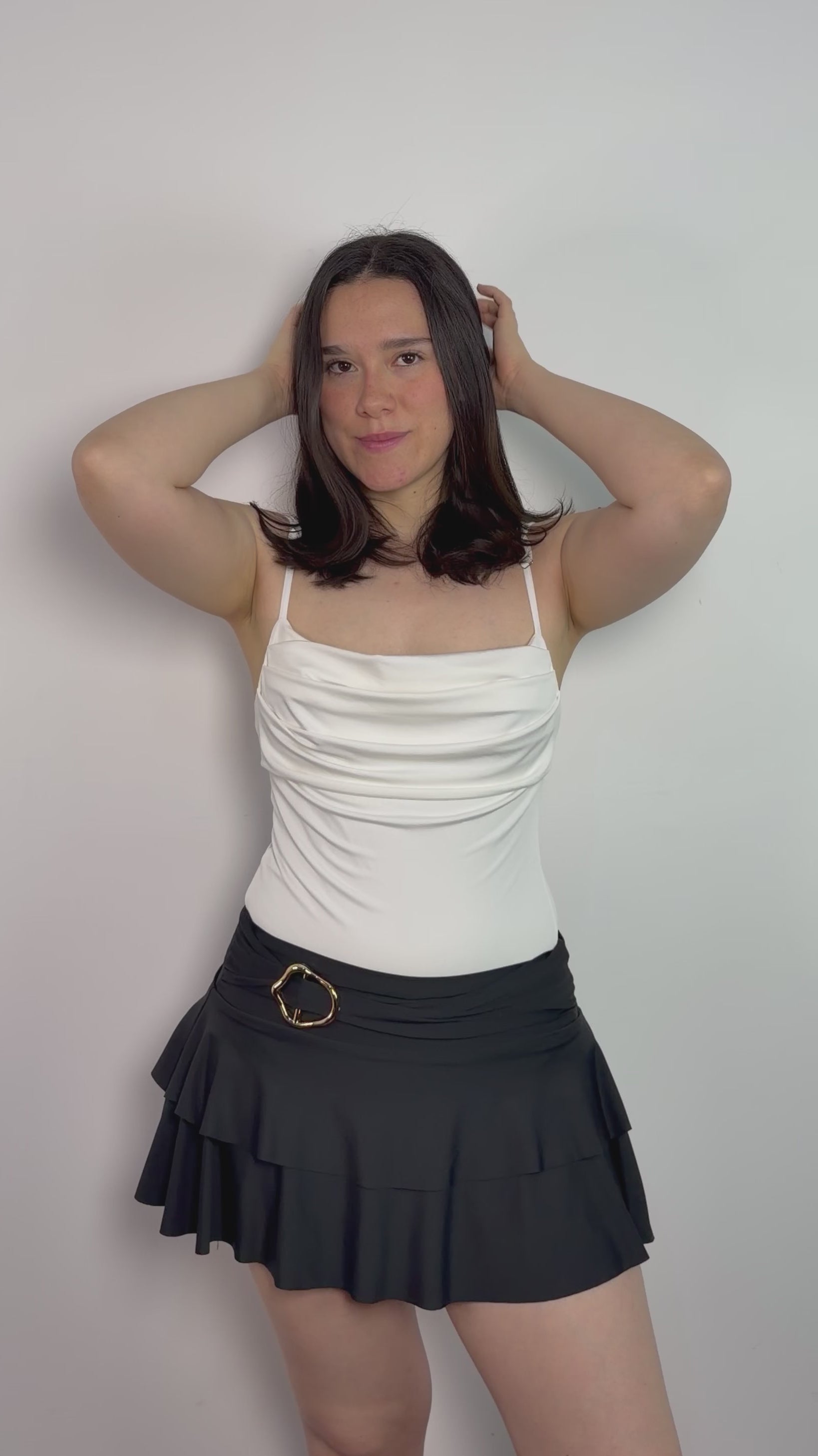 Body blanco para mujer de tela stretch con escote recto, frunces delanteros y tirantes regulables – diseño que define la silueta y ofrece calce firme All Fit 