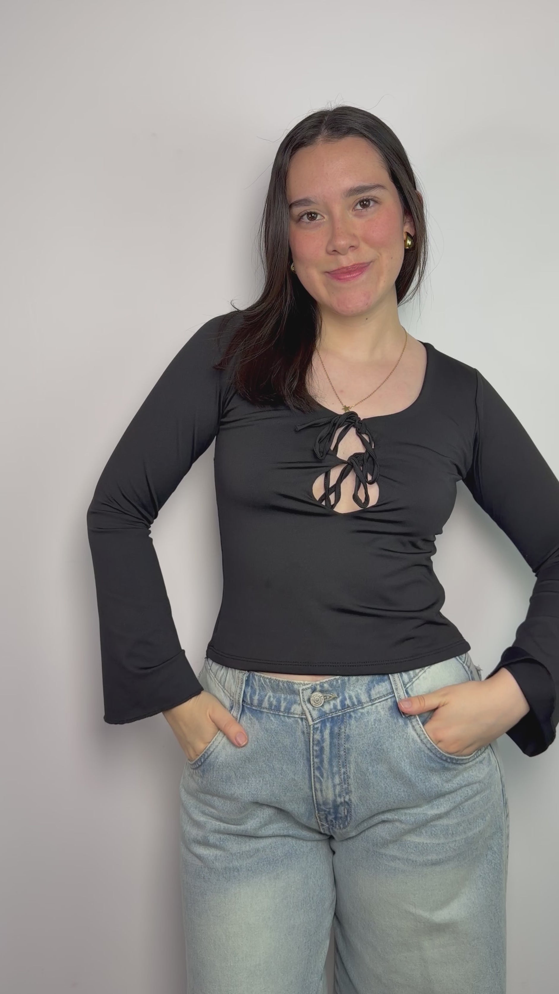 Top para mujer color negro de manga larga con escote redondo y doble lazo frontal – tela stretch de caída suave y mangas acampanadas que se amoldan al cuerpo All Fit